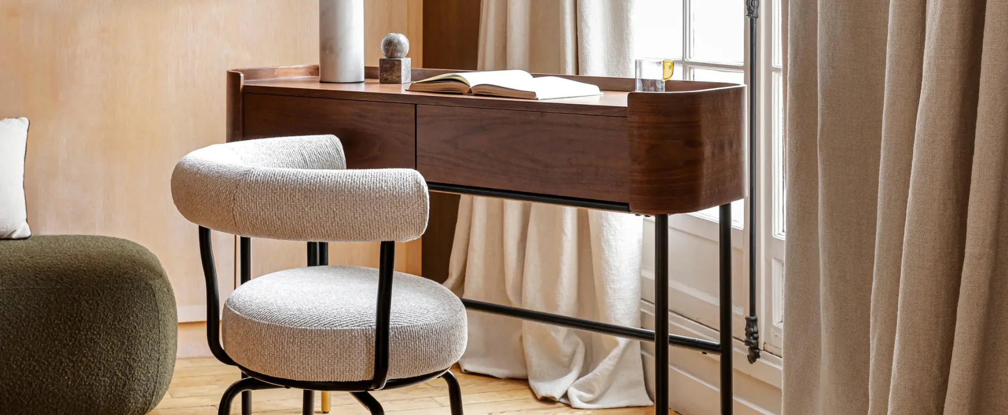 Pourquoi choisir une console comme bureau : l'option pratique et design