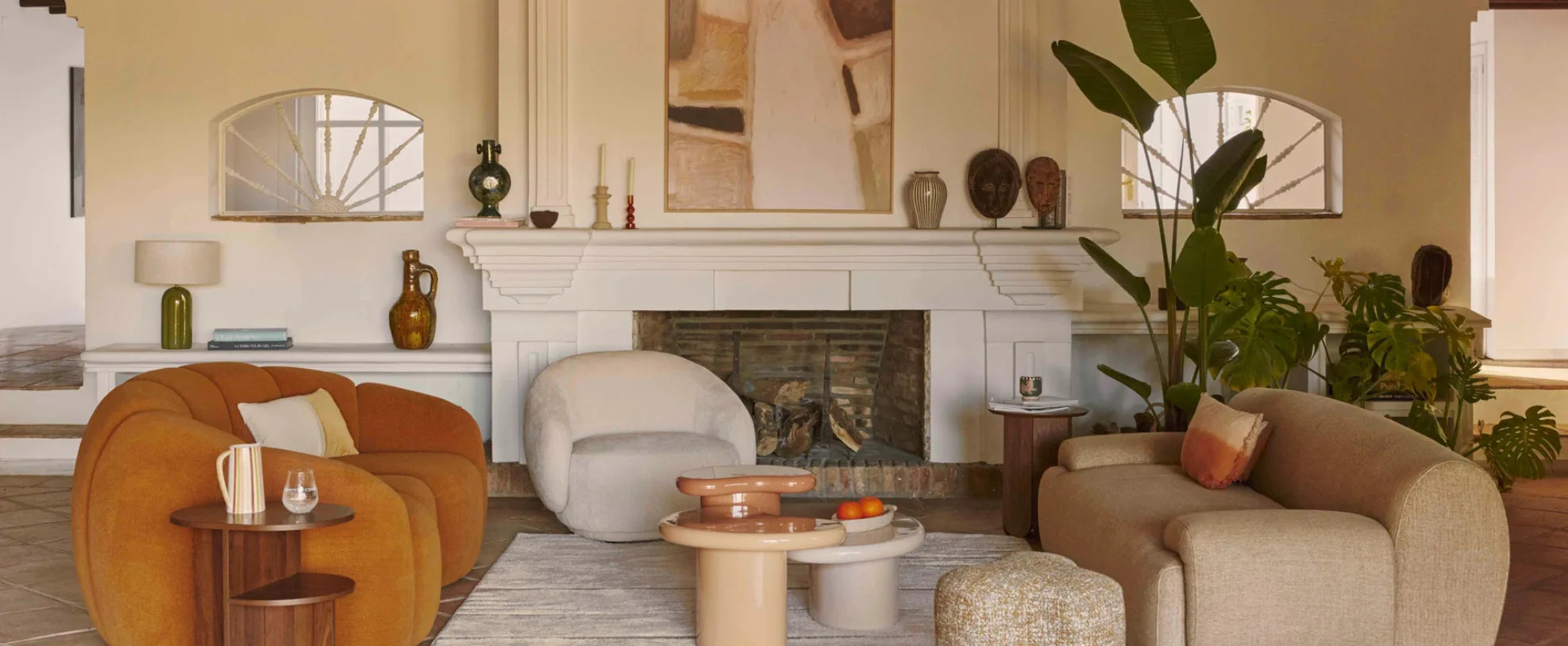 Comment créer du contraste dans un salon aux couleurs neutres ?