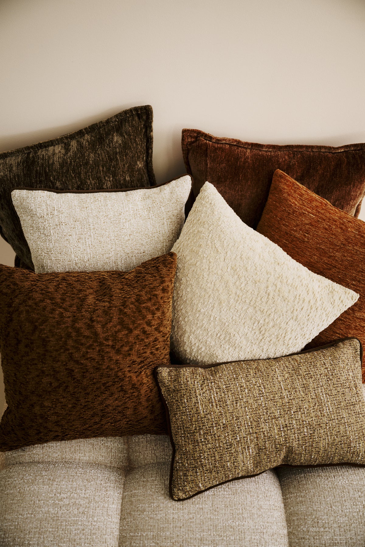 coussins carrés en chenille, velours et bouclé dans les tons brun, écru et rouille, en pile