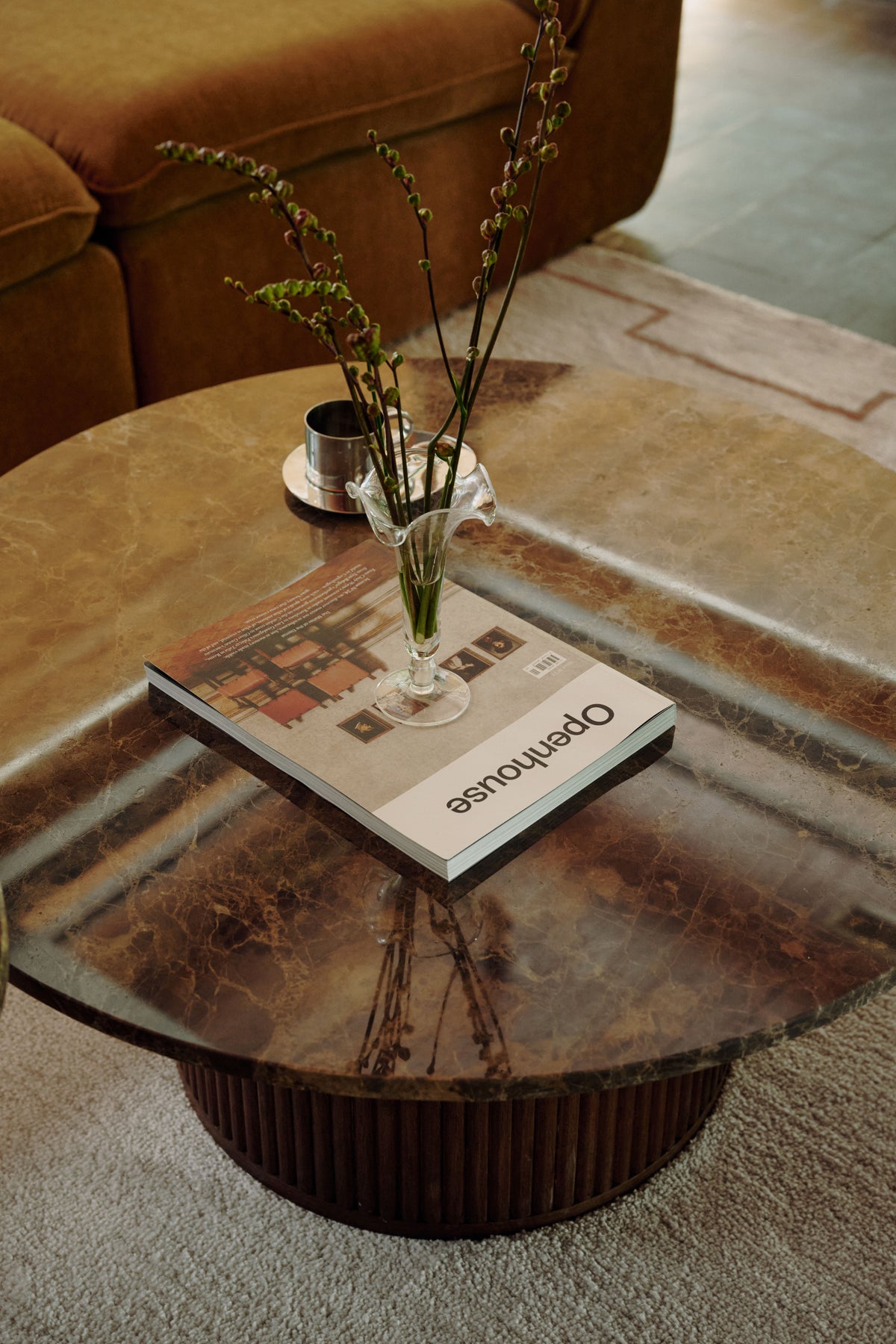 table basse Oviedo ronde en marbre Emperador vue en plongée sur son socle cannelé