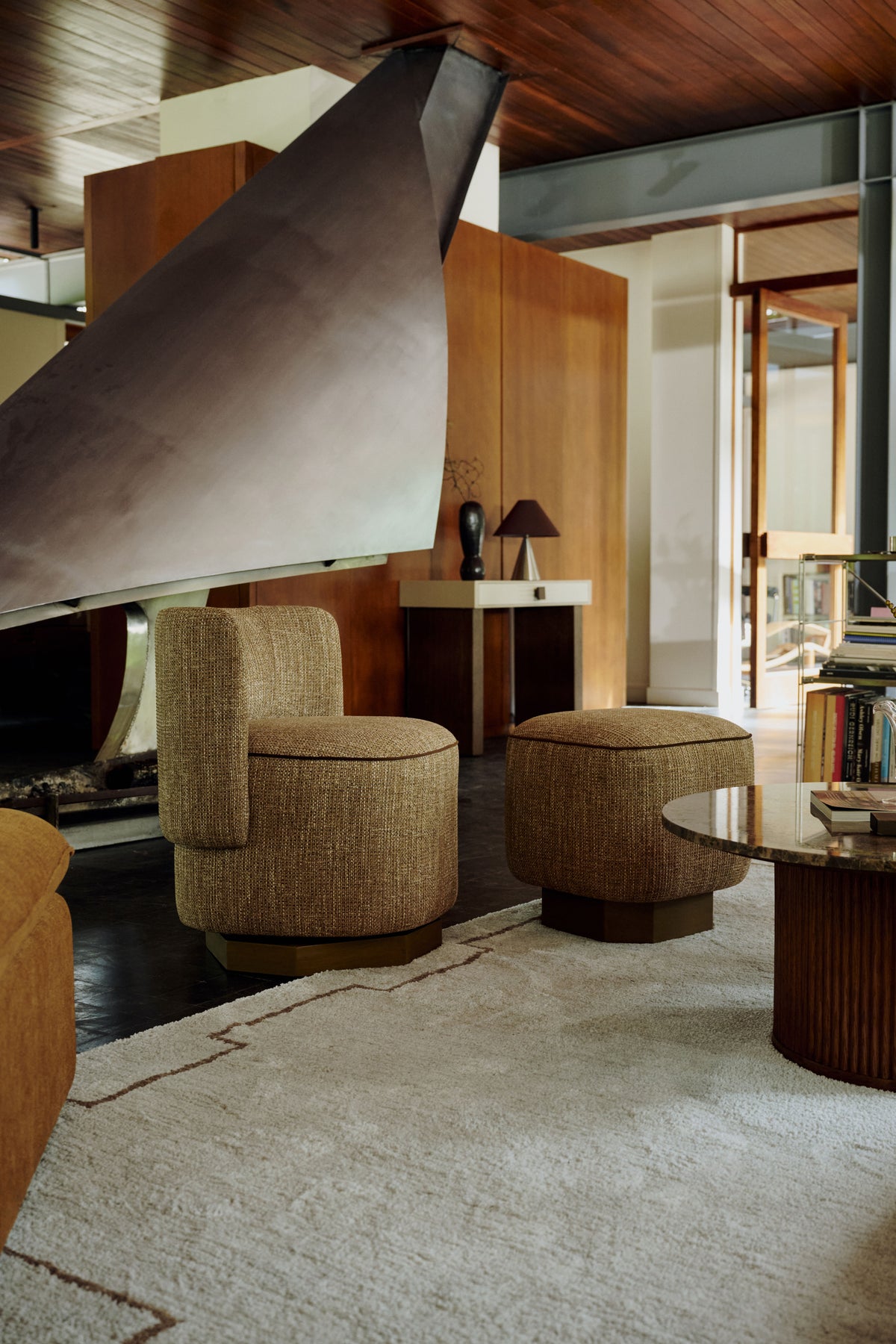 fauteuil Alyss - tweed taupe - vue portrait devant la cheminée