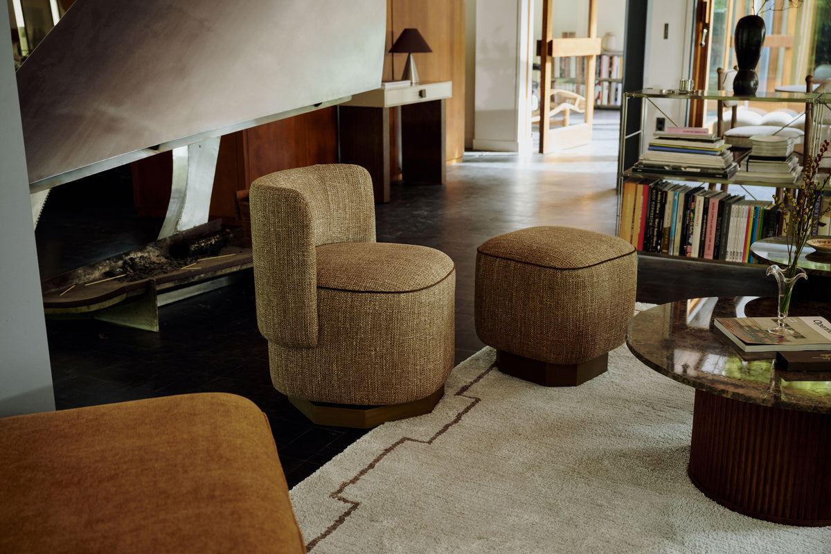 fauteuil Alyss - tweed taupe - mise en situation salon avec pouf assorti
