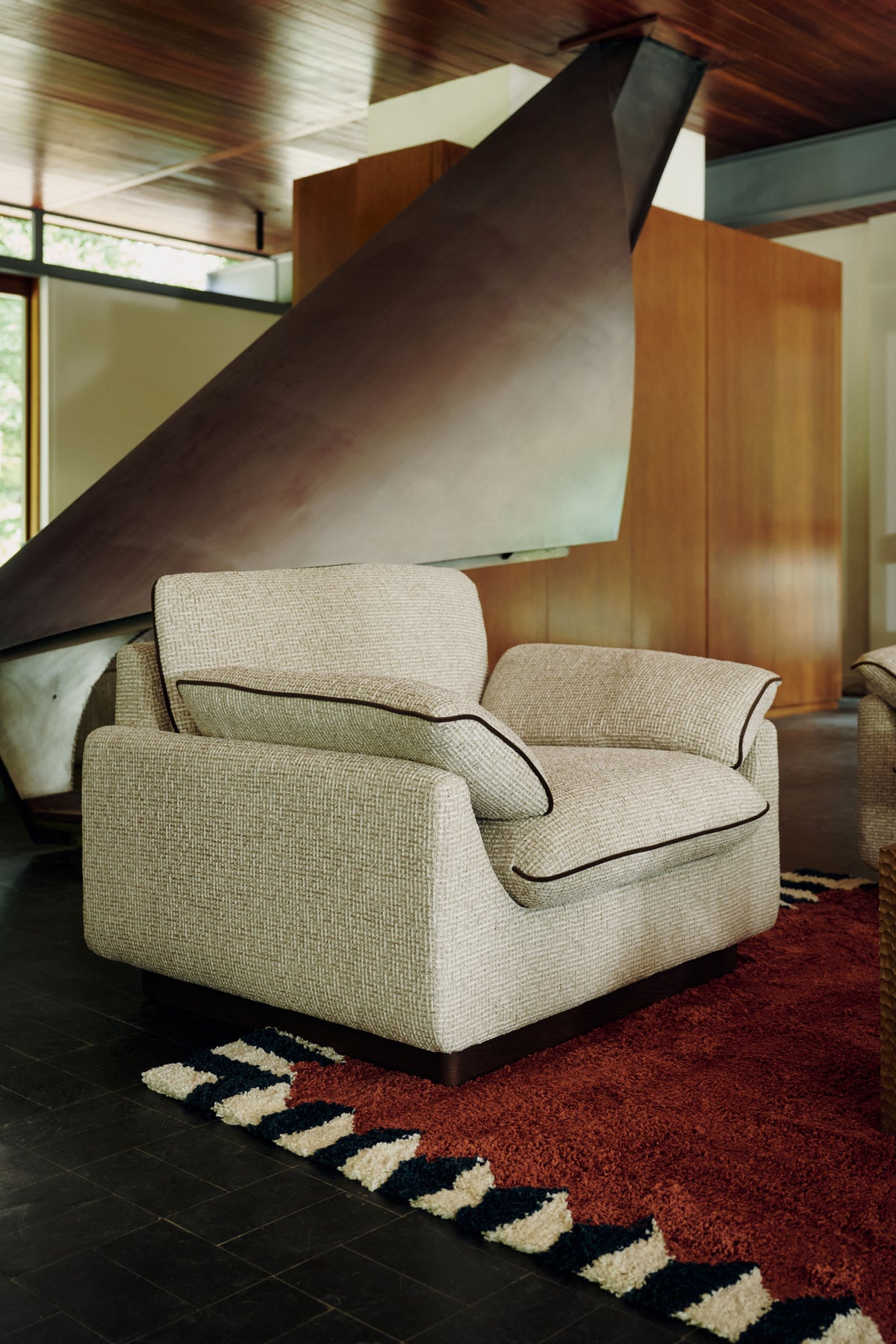 fauteuil Élysée en tissu chiné beige à passepoil brun et socle en bois foncé