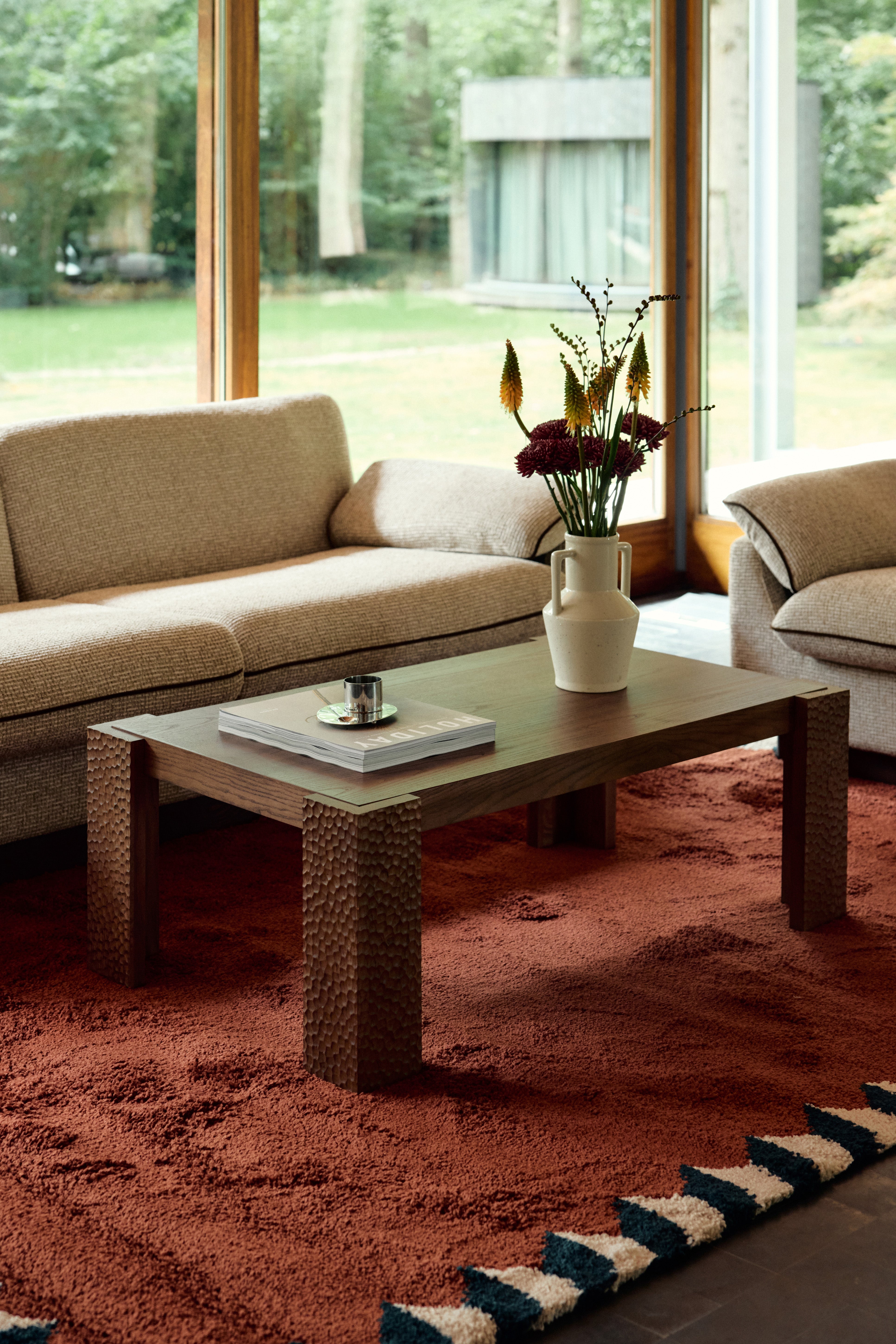 table basse Maxence en bois et canapé Élysée beige - vue de face sur tapis terracotta
