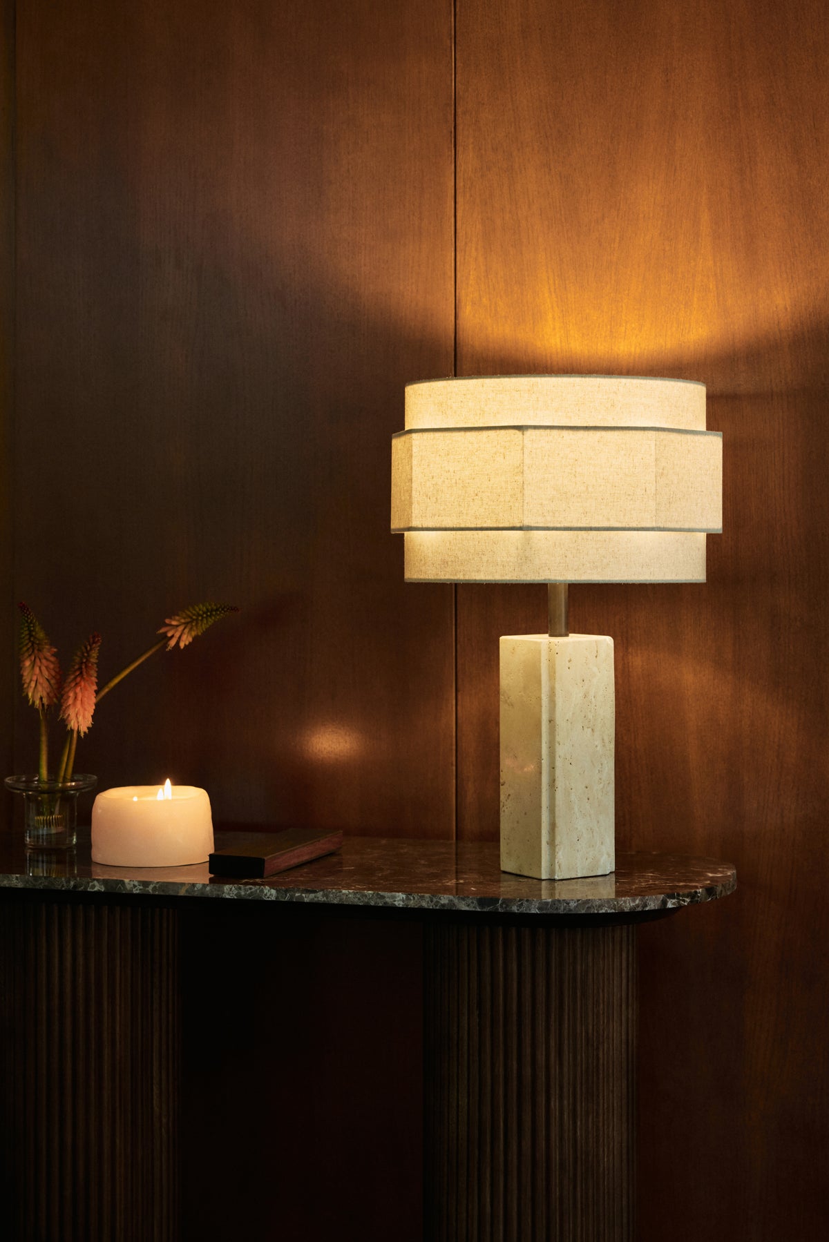 lampe Mindy à pied rectangulaire en travertin et large abat-jour en lin écru