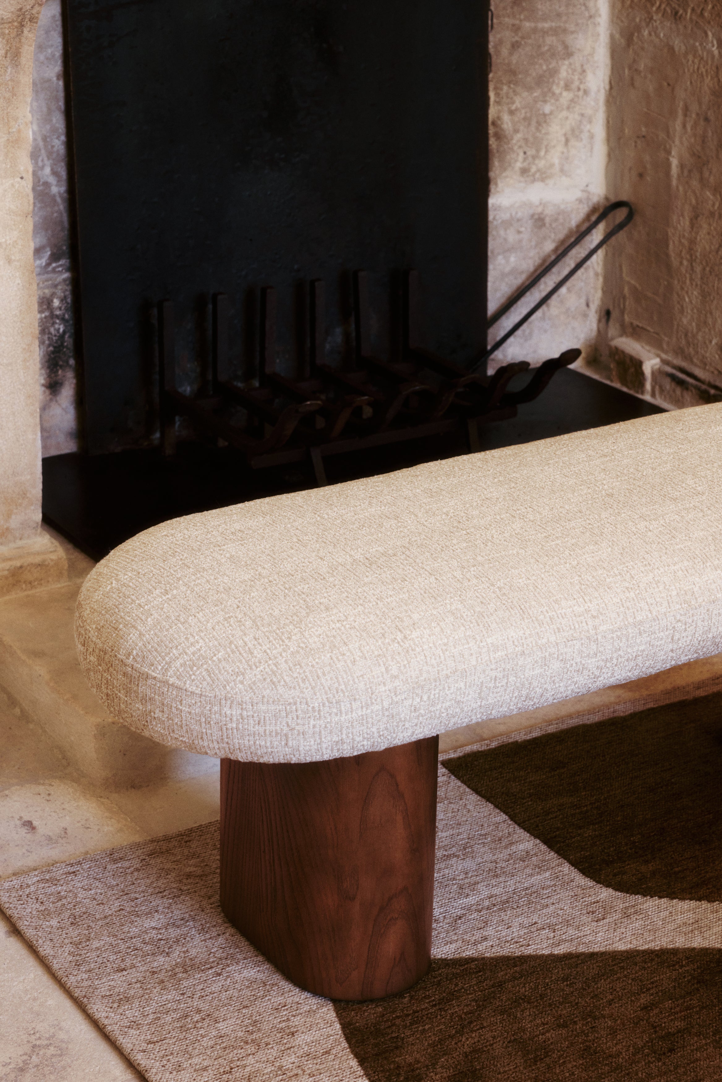 banc Popa - tweed chenillé beige - piètement frêne massif teinte noyer