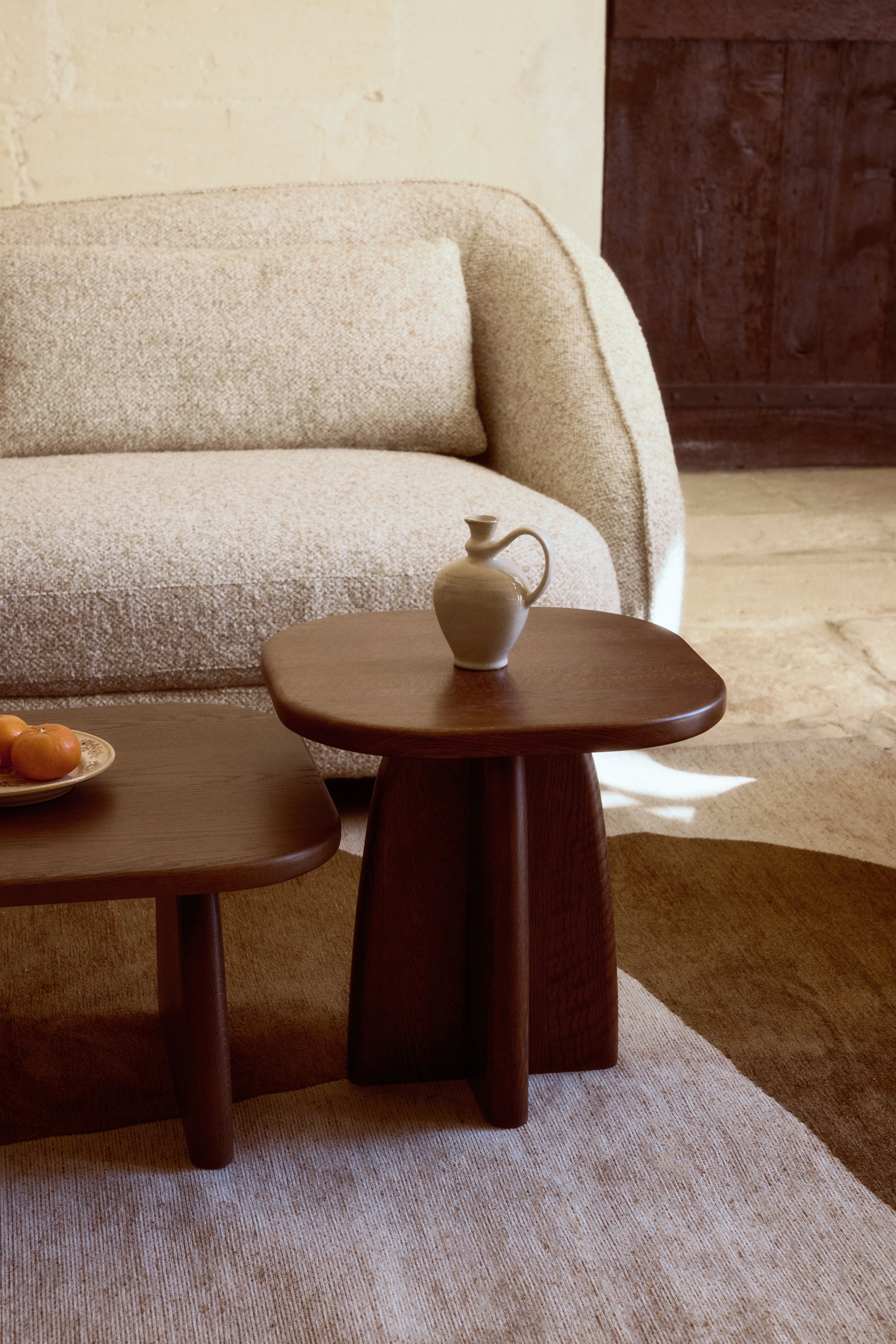 table d'appoint Ellios S - bois de noyer massif - détail plateau et piètement