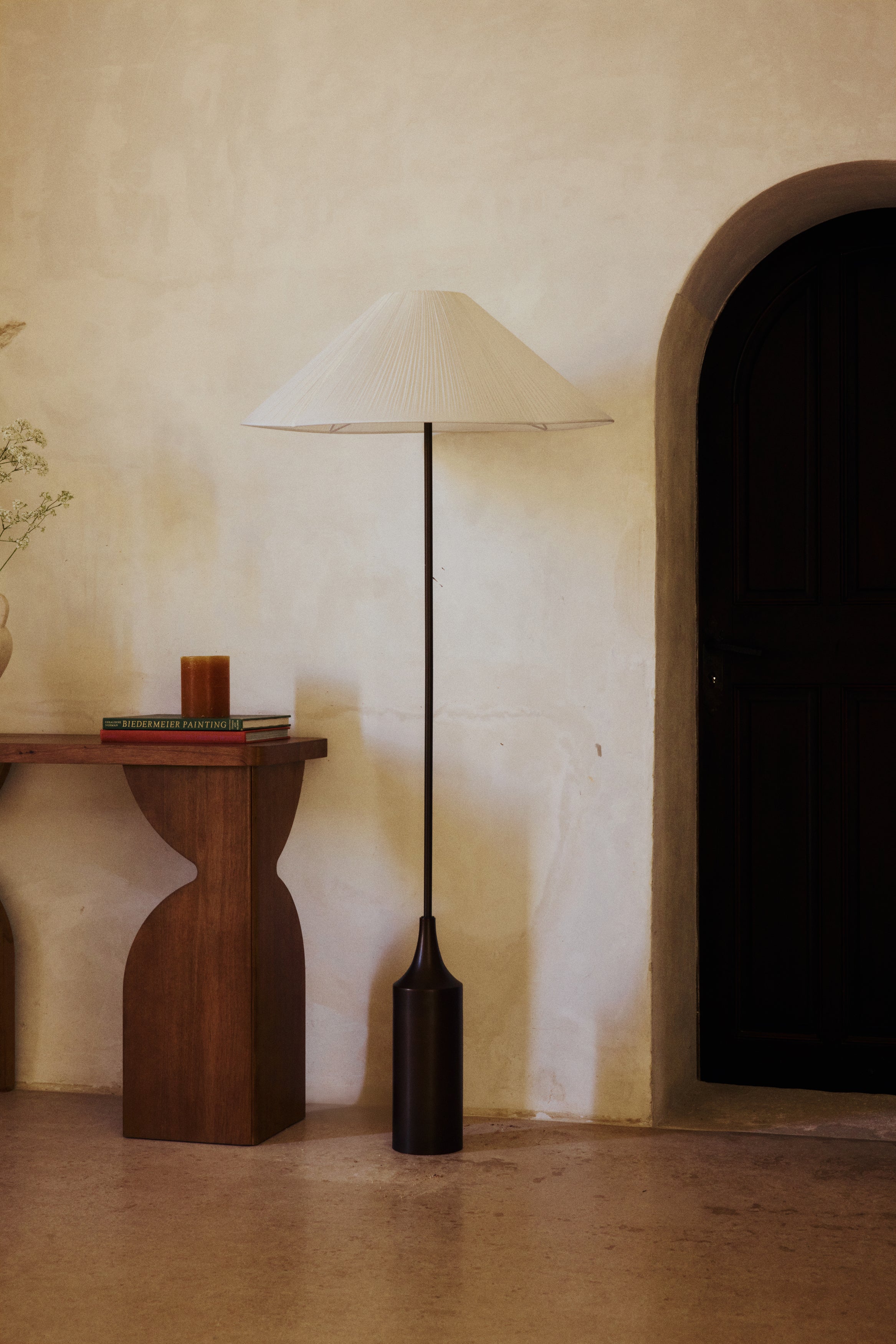 Lampadaire Kensington - lin et laiton antique - mise en situation entrée