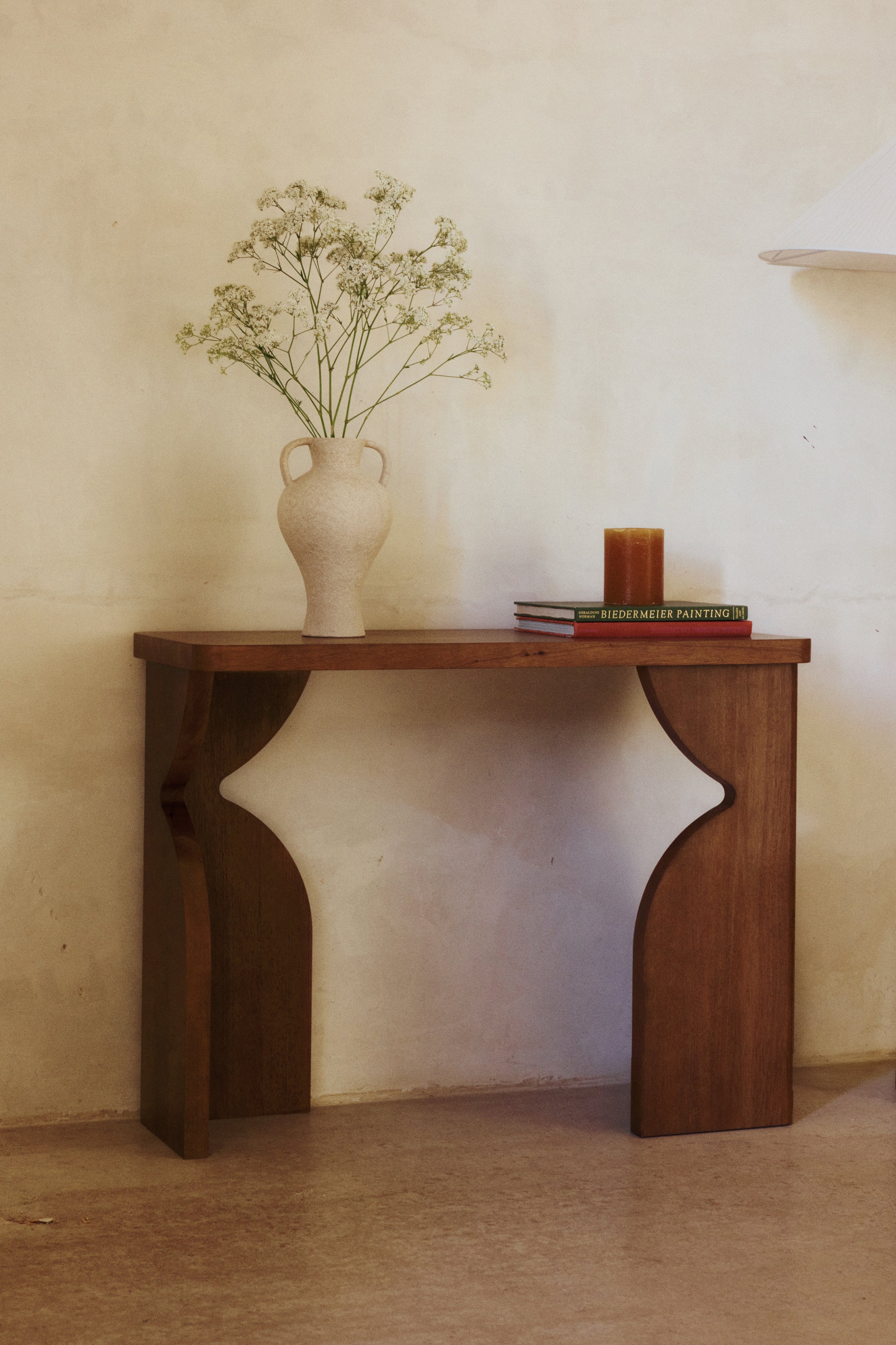 console Kayla - bois d'hévéa teinté noyer - mise en situation entrée