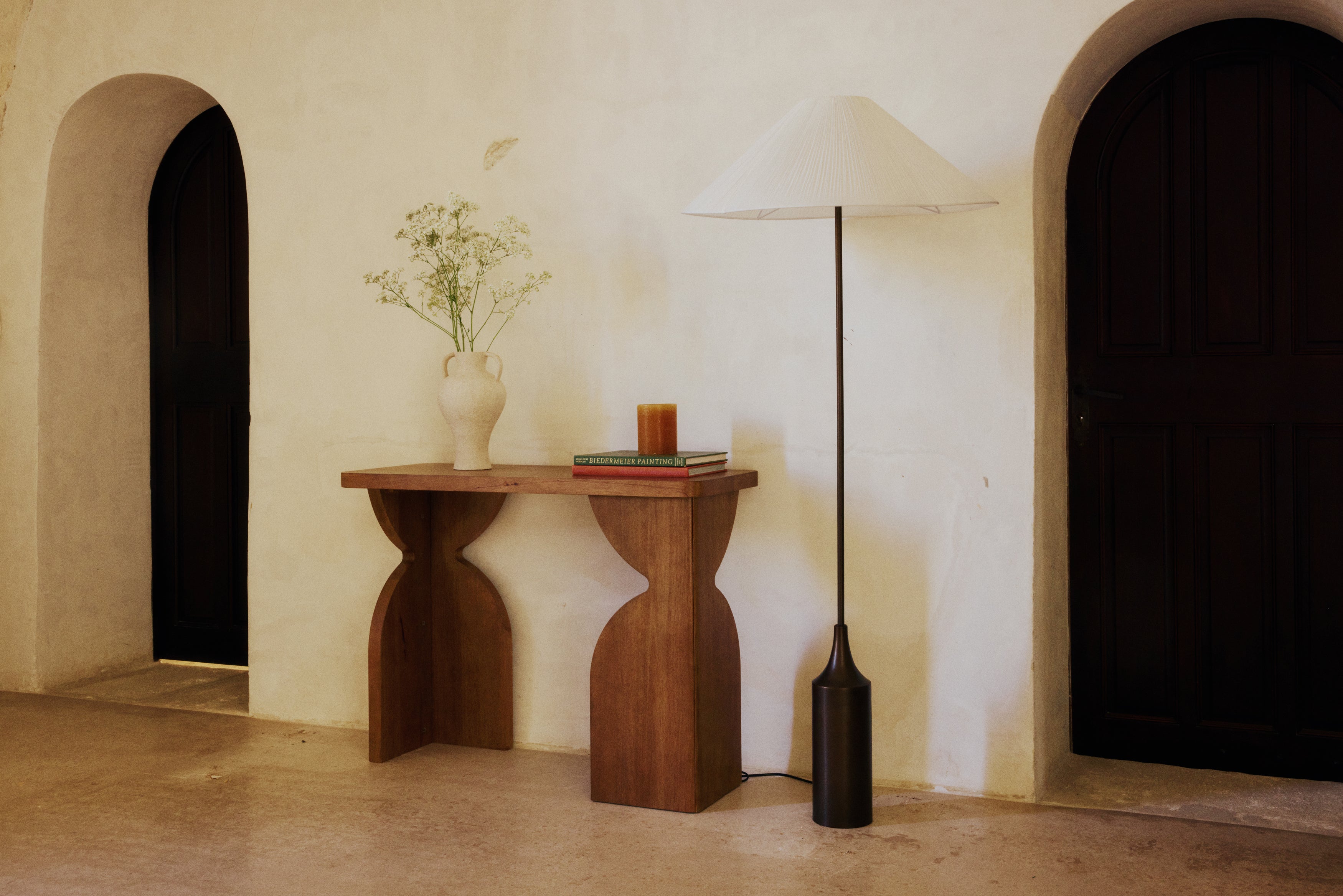 console Kayla et lampe kensington - bois d'hévéa teinté noyer - vue de face