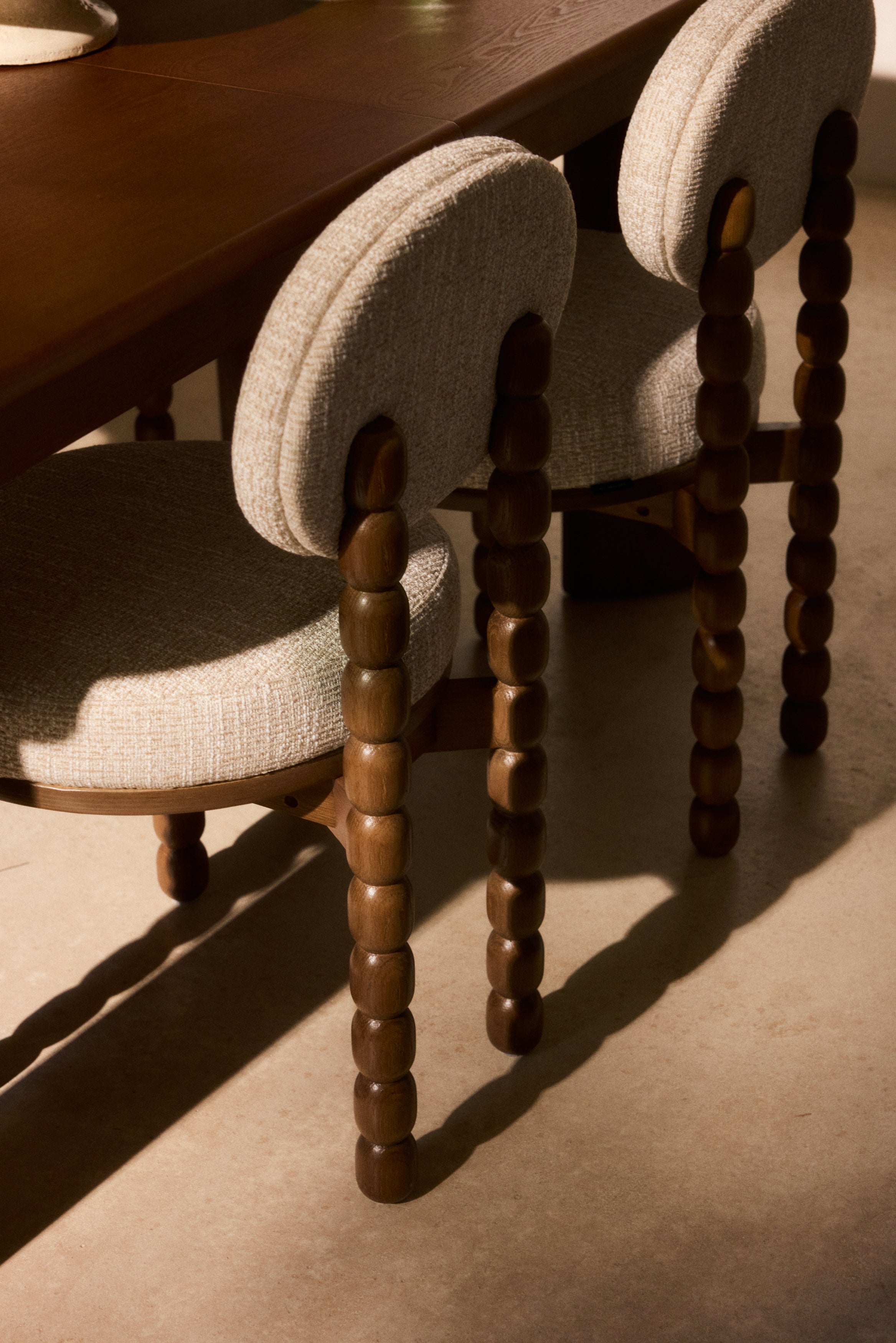 chaise salle à manger Bold - tweed chenillé beige et bois teinté noyer - détail piètement