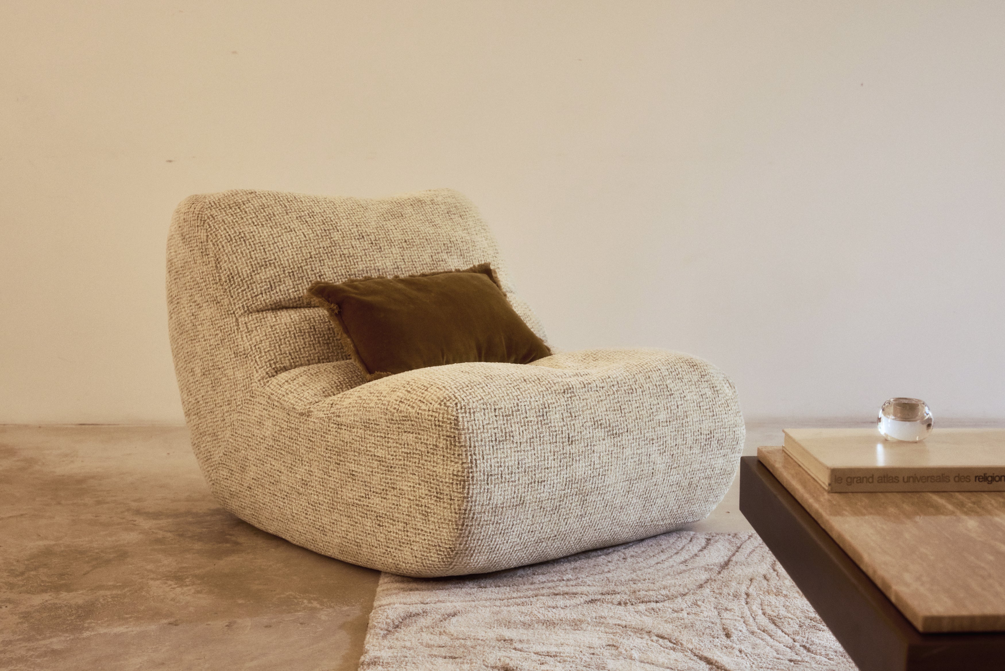 Fauteuil Chill - tweed moucheté beige - vue de trois quarts