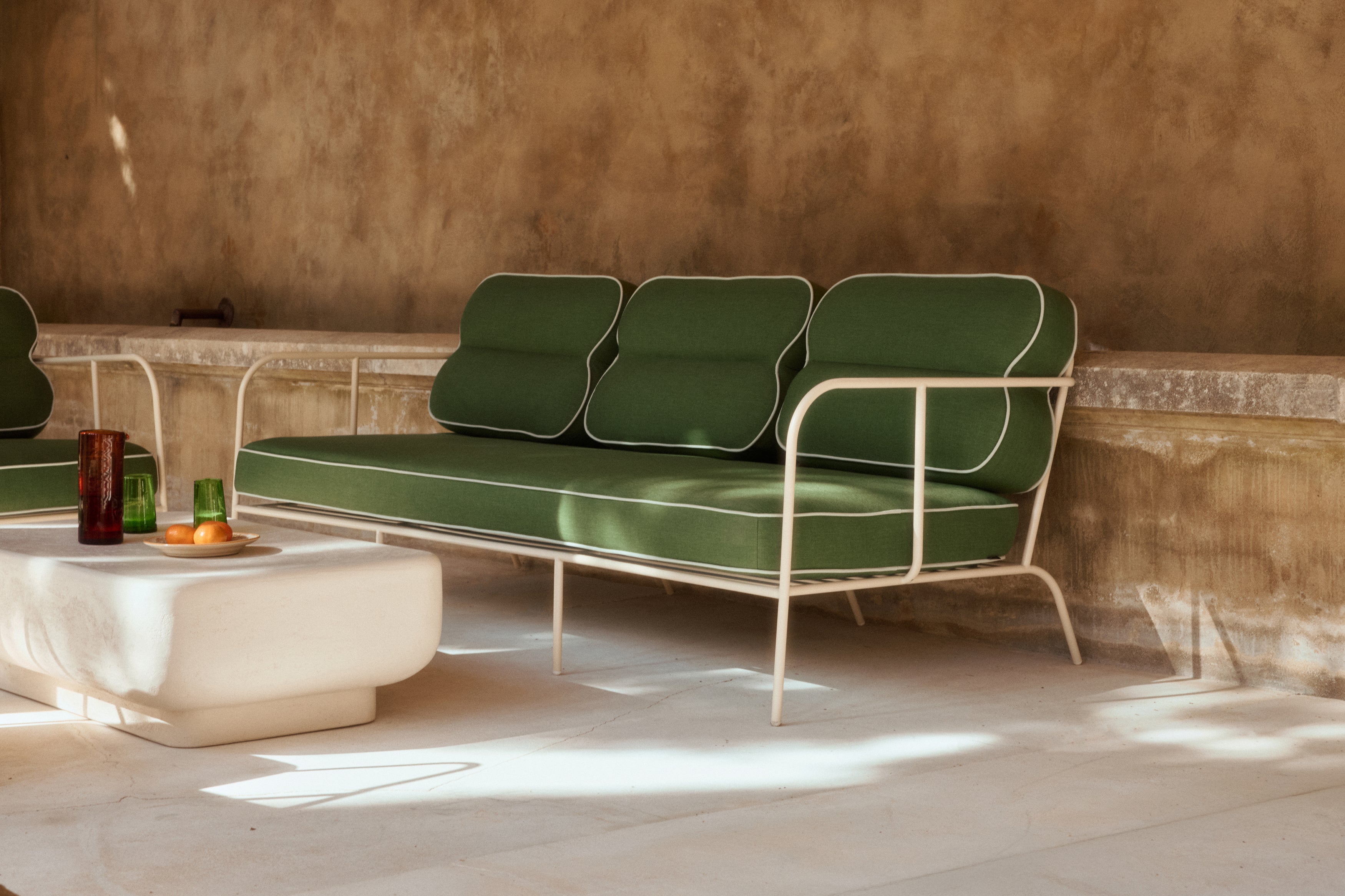 Canapé de jardin 3 places Maddalena sur une terrasse extérieure - NV GALLERY