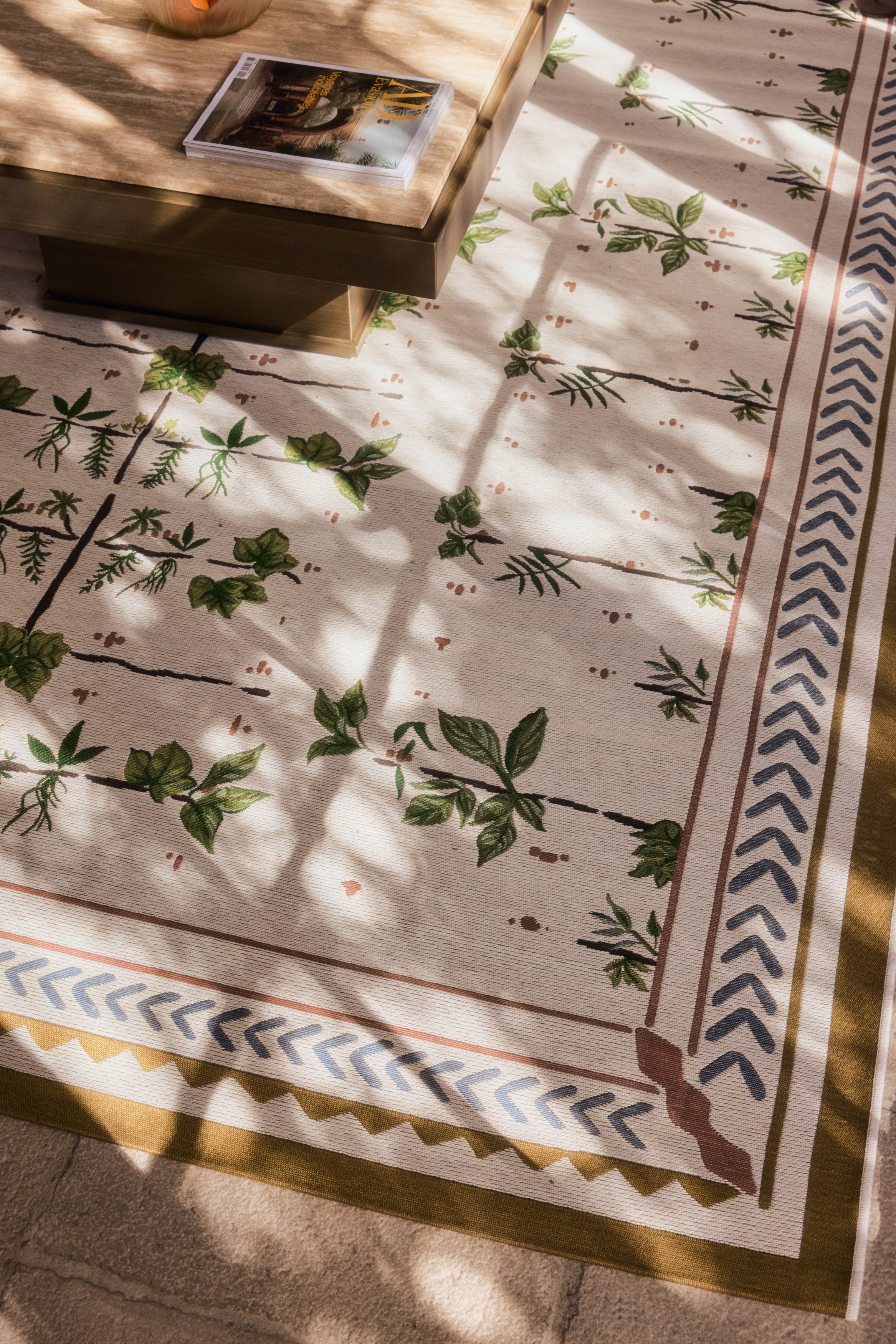 tapis Willy - motifs botaniques fond blanc - détail motifs feuillage