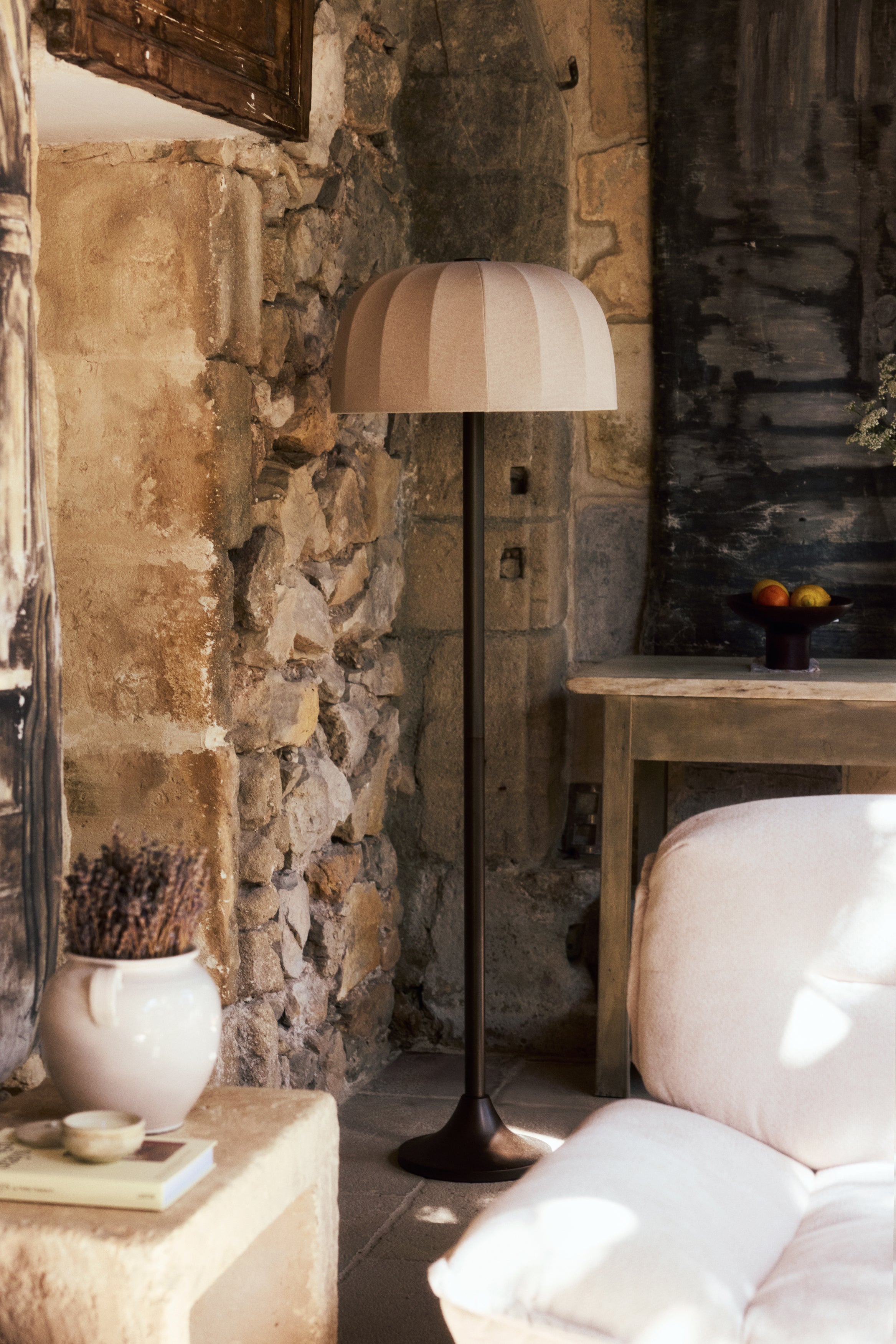 Lampadaire Brighton - lin et laiton antique - mise en situation salon