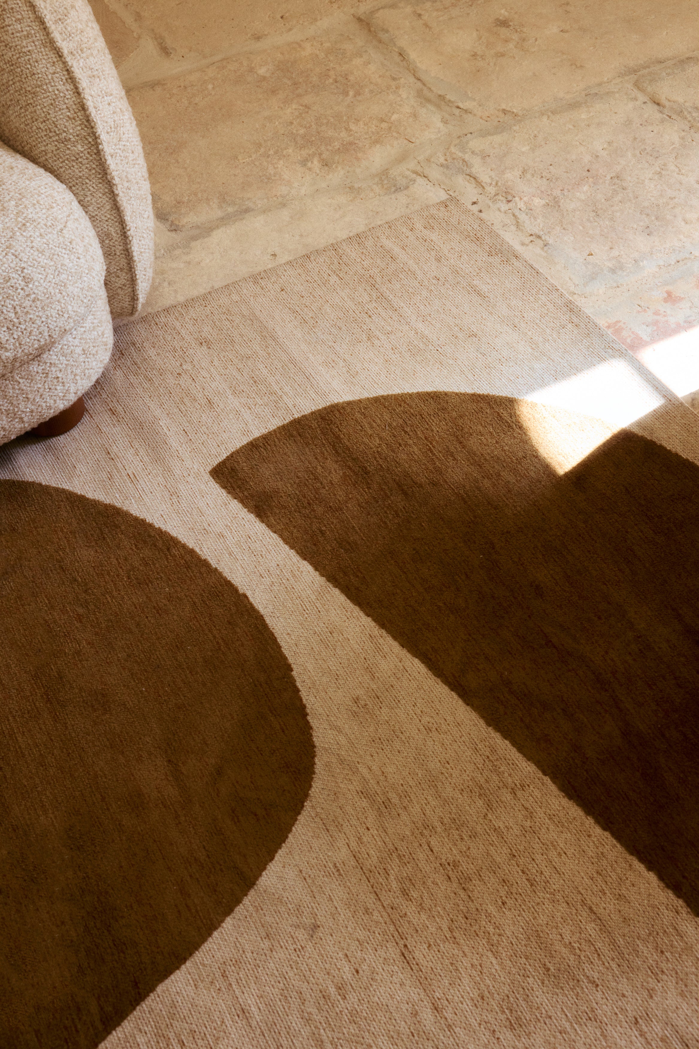 tapis Circus - motifs abstraits cognac et beige - détail texture