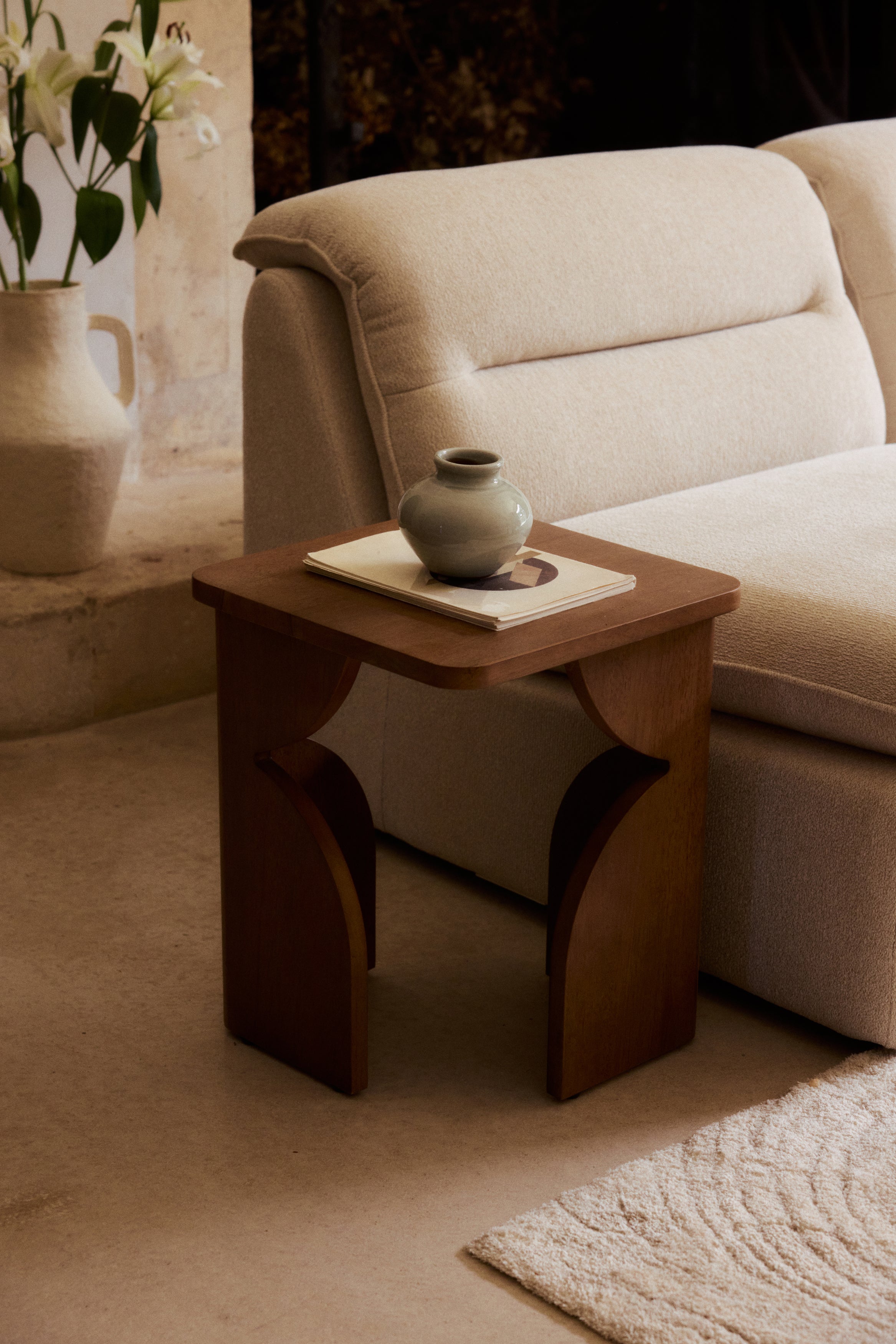 table d'appoint Kayla S - bois d'hévéa teinté noyer - vue de trois quarts