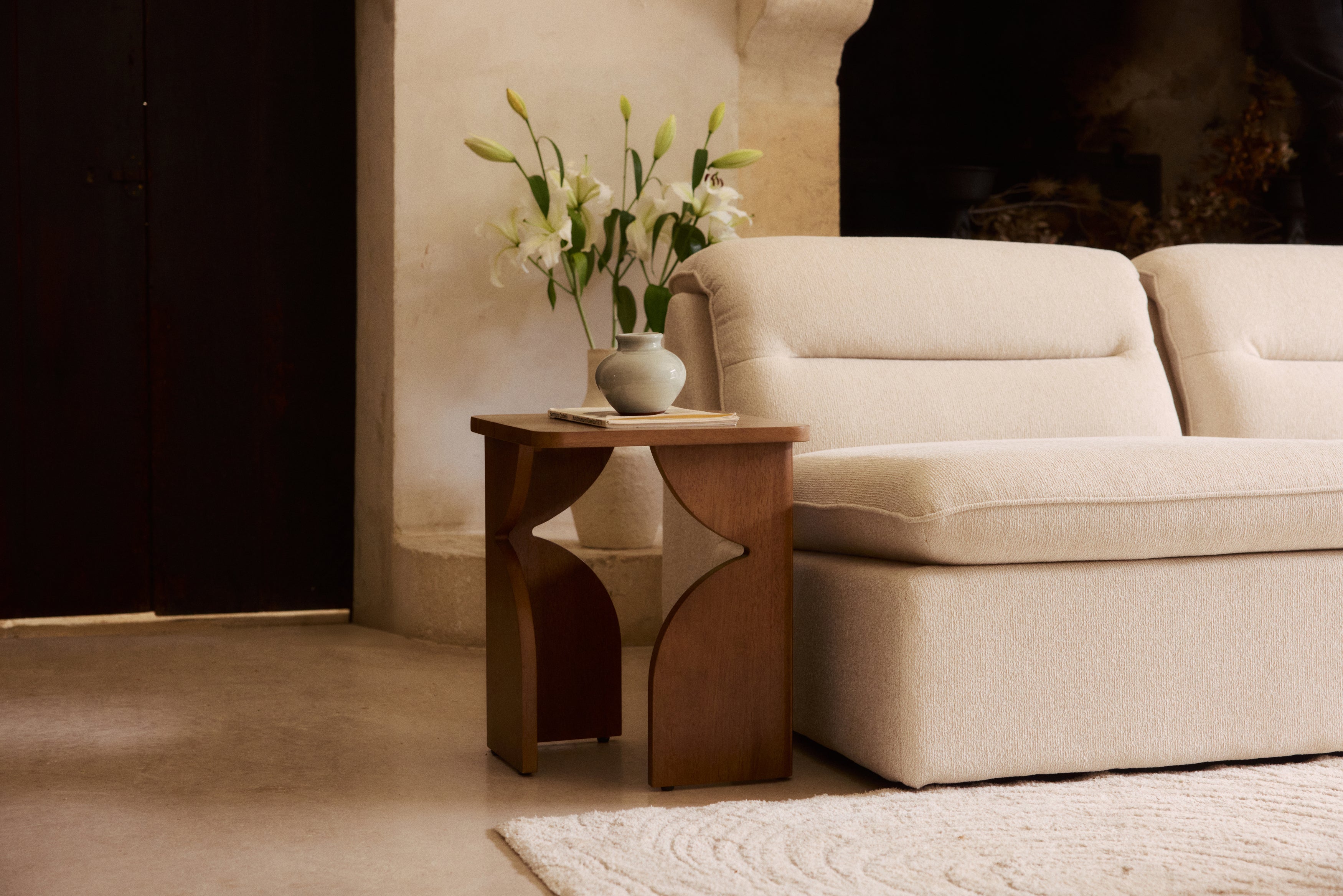 table d'appoint Kayla S - bois d'hévéa teinté noyer - vue de trois quarts