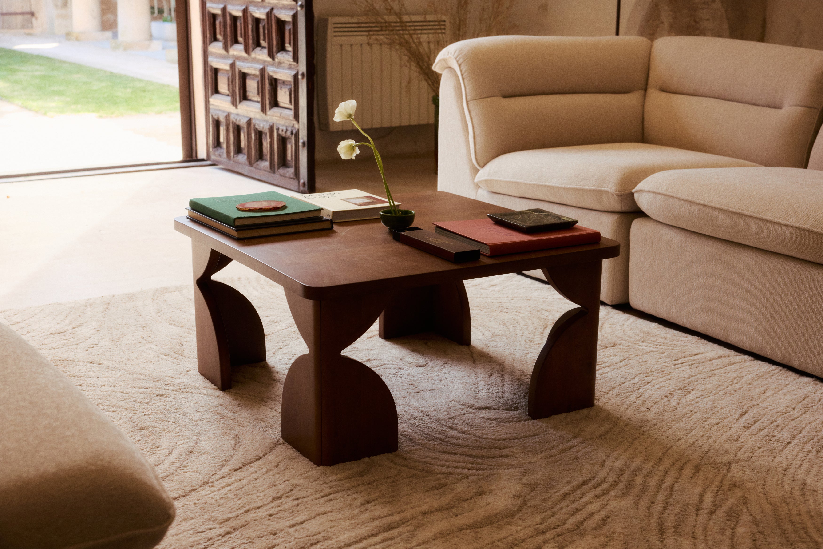 Table basse Kayla L - bois d'hévéa teinté noyer - mise en situation salon