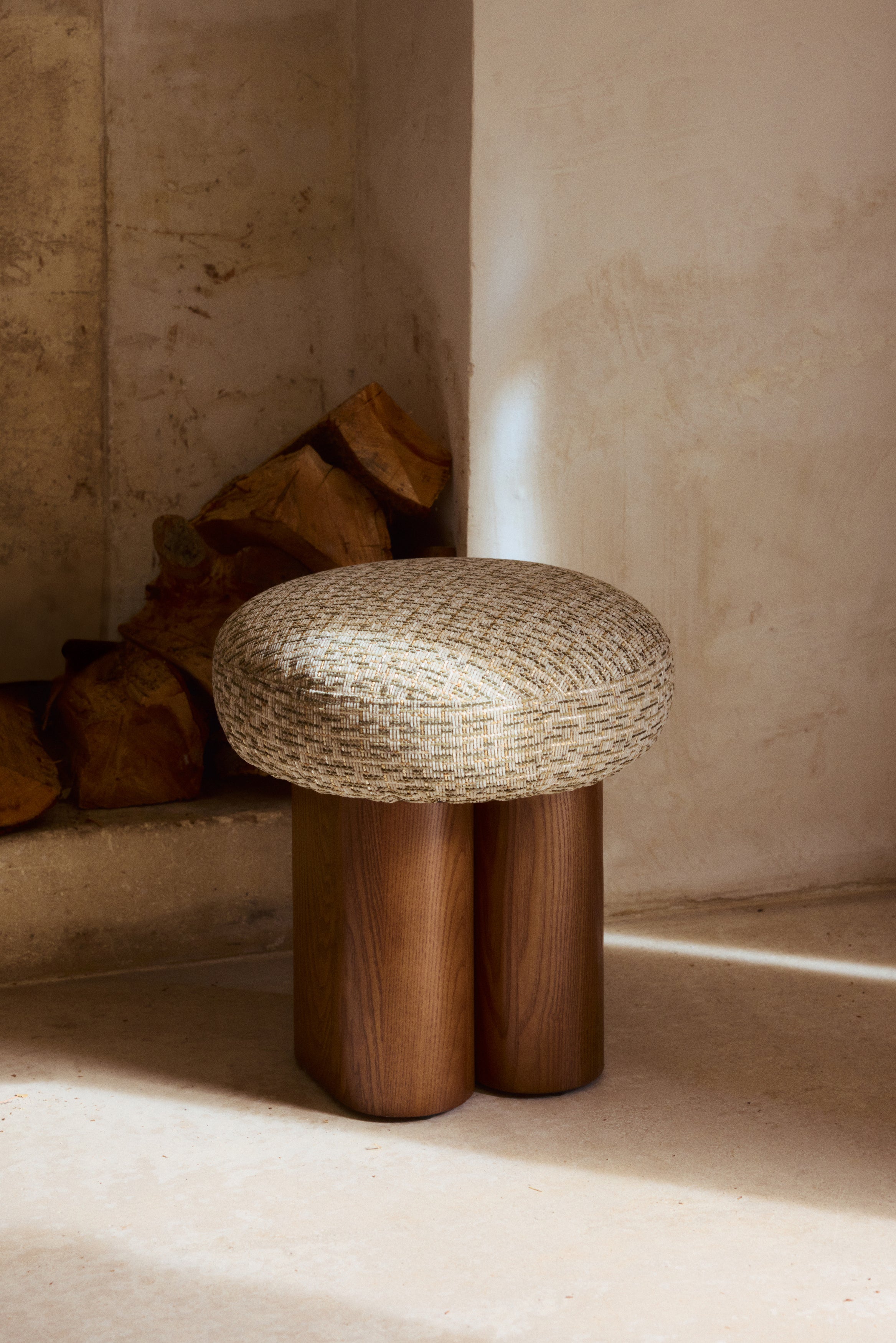 pouf Popa - tweed vert sauge et doré - piètement frêne massif teinté noyer - vue de trois quarts