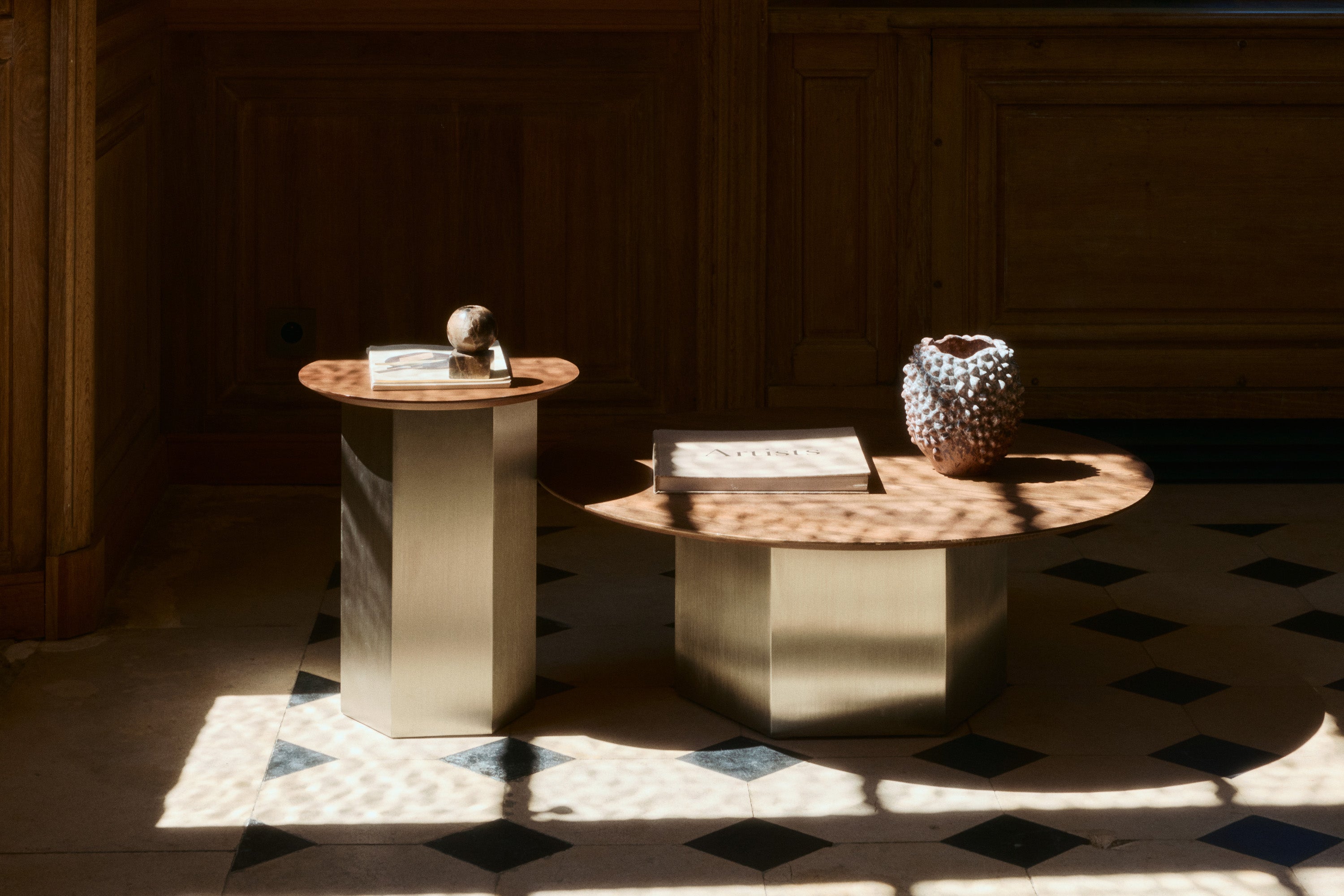 ensemble tables Hexa L et S - plateau frêne massif teinte noyer et piètement acier inoxydable brossé - vue d'ensemble boiseries