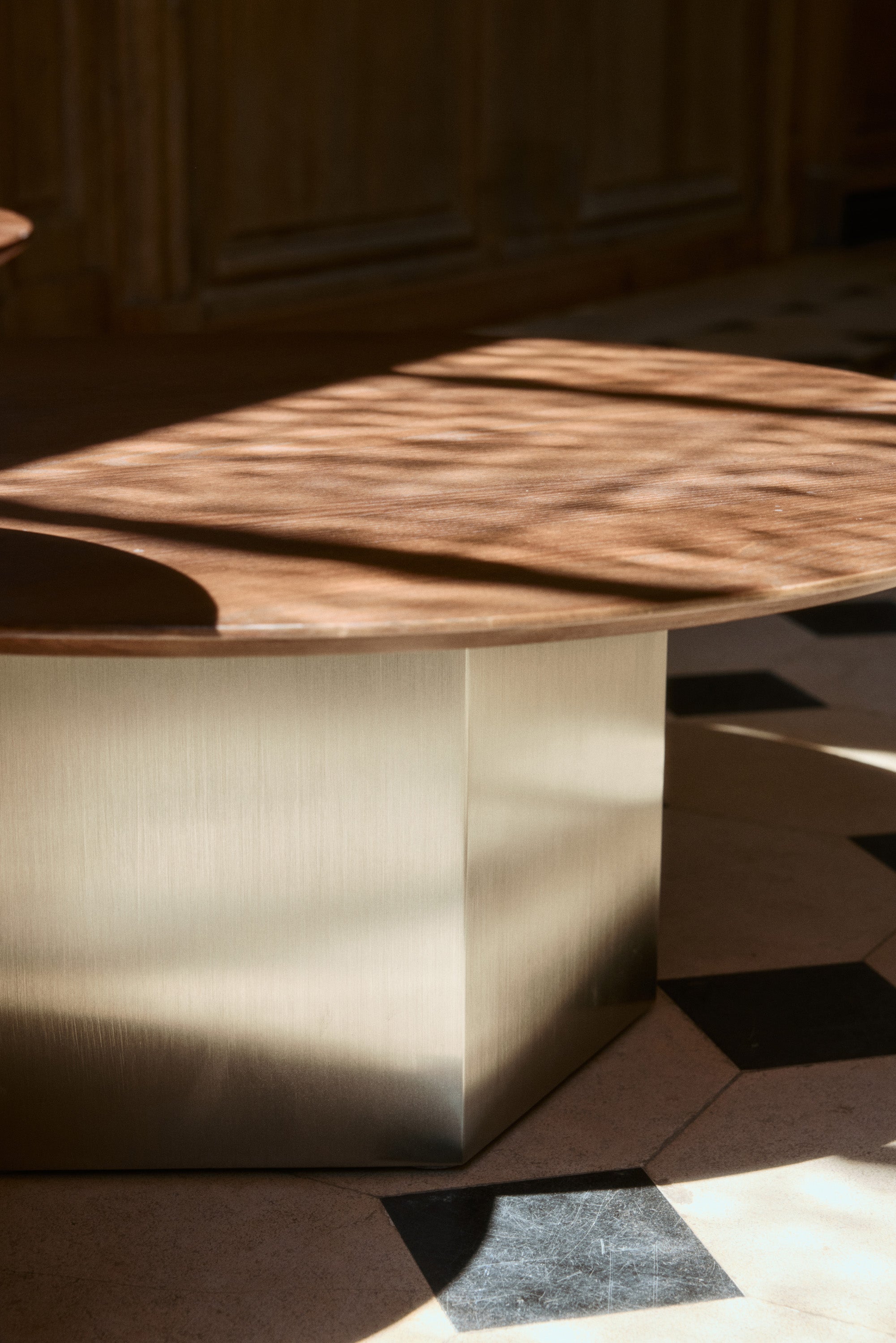 table basse Hexa L - plateau frêne massif teinte noyer et piètement acier inoxydable brossé - détail plateau et piètement hexagonal