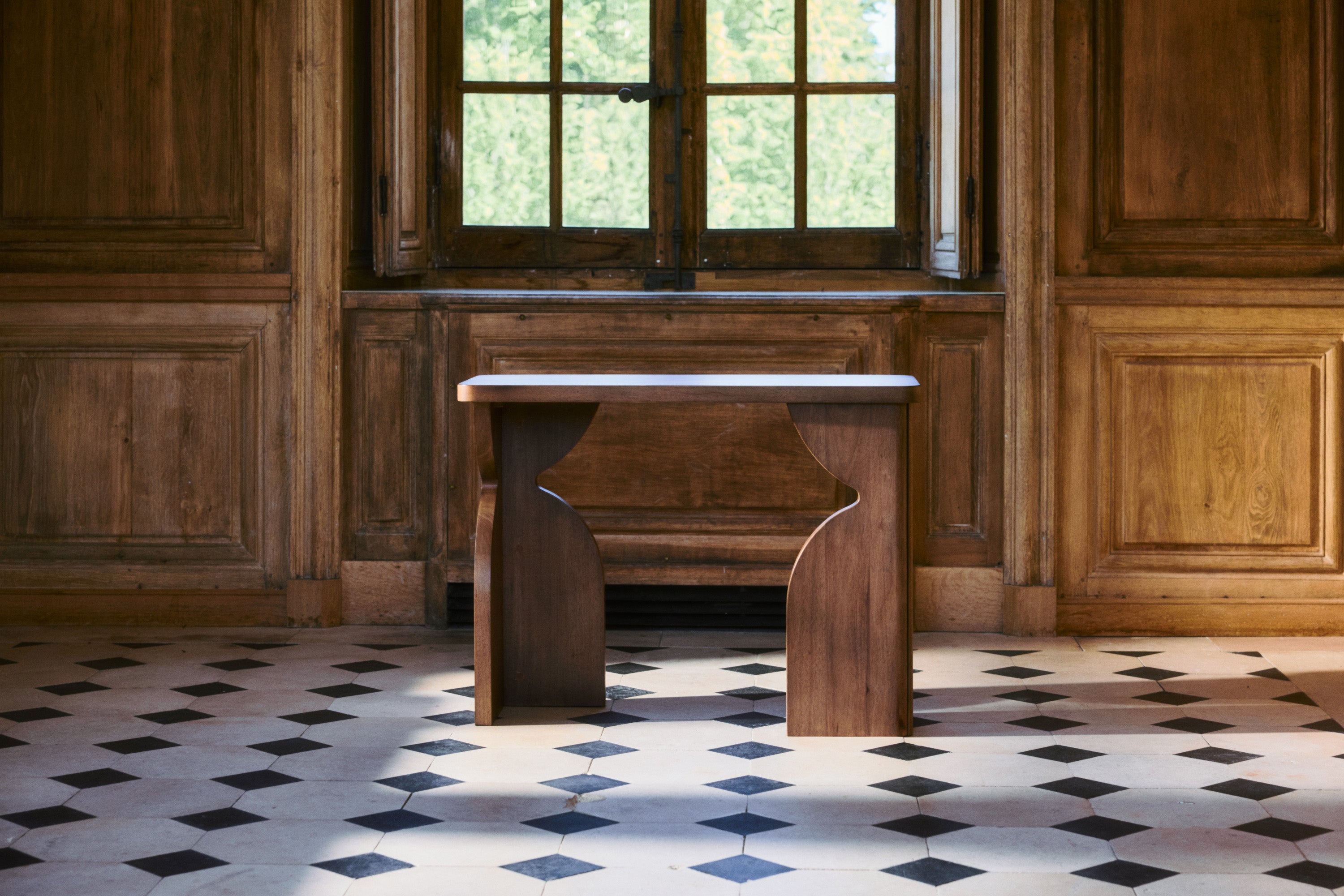 console Kayla - bois d'hévéa massif teinte noyer - vue de face boiseries et carrelage ancien