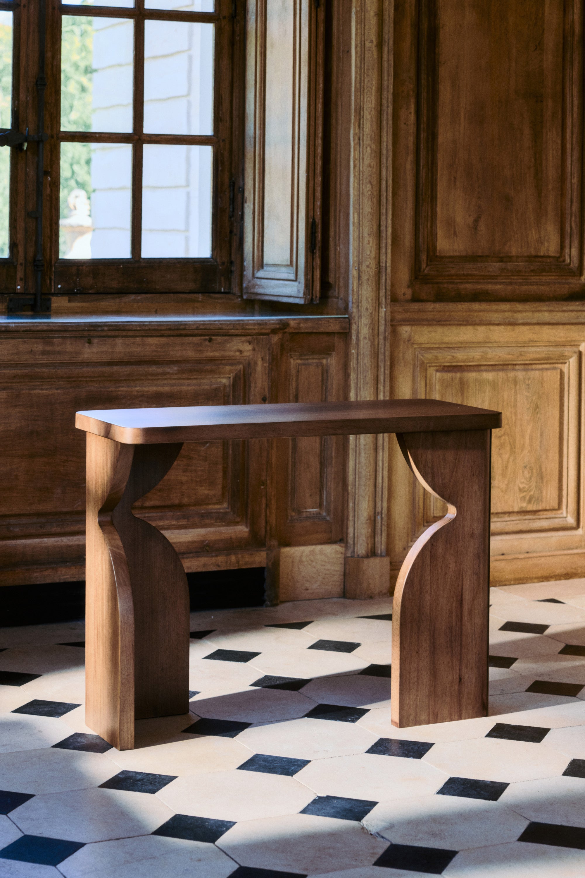 console Kayla - bois d'hévéa massif teinte noyer - vue trois quarts détail piètement sculpté