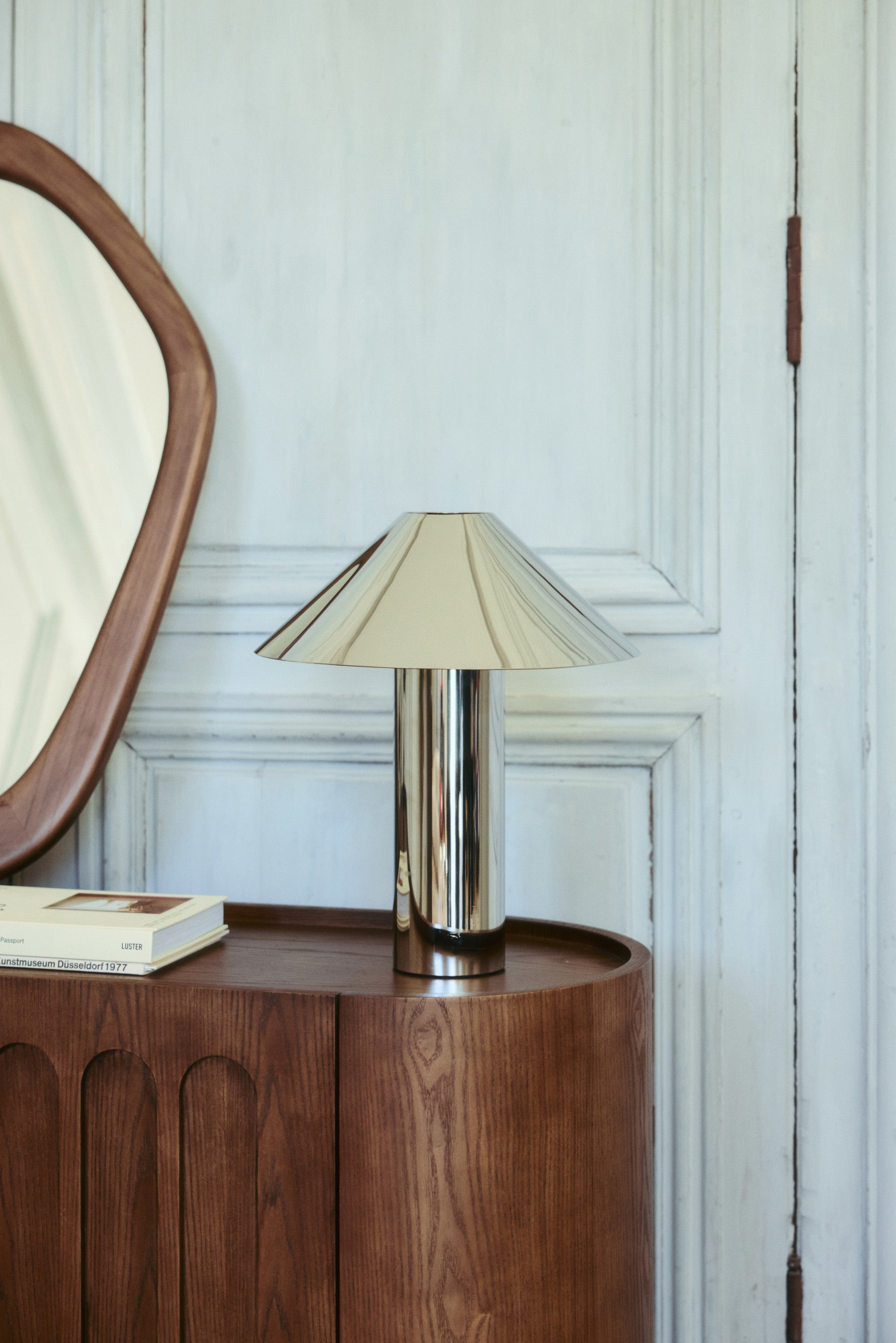 lampe de table Chroma - acier inoxydable effet miroir - vue rapprochée sur buffet
