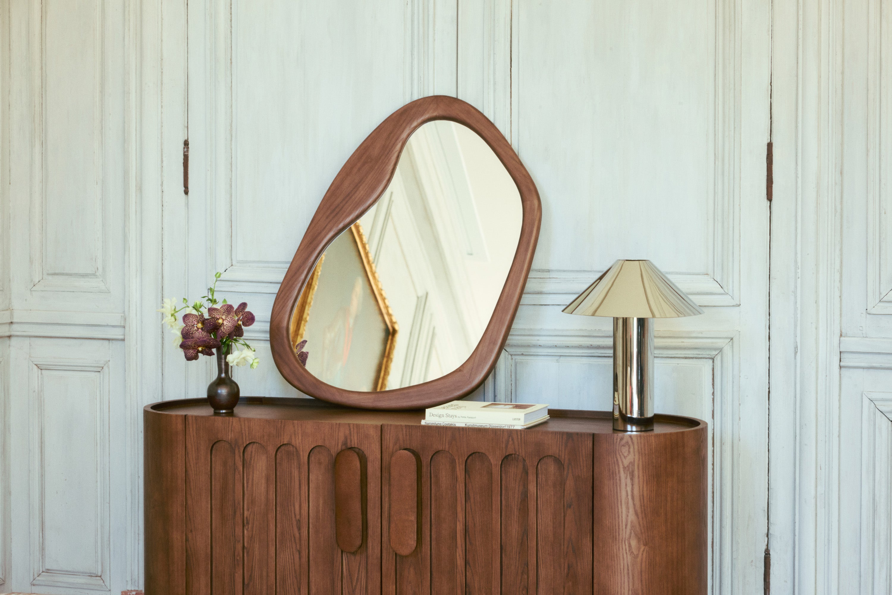 lampe de table Chroma - acier inoxydable effet miroir - vue d'ensemble buffet et miroir bois