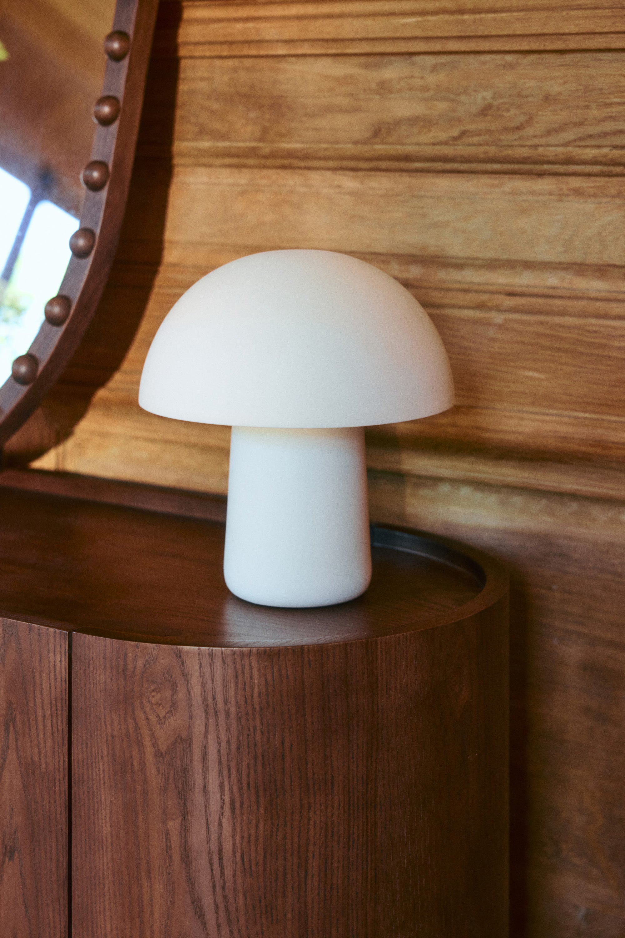 lampe de table Champi - céramique beige forme champignon - vue rapprochée sur buffet noyer