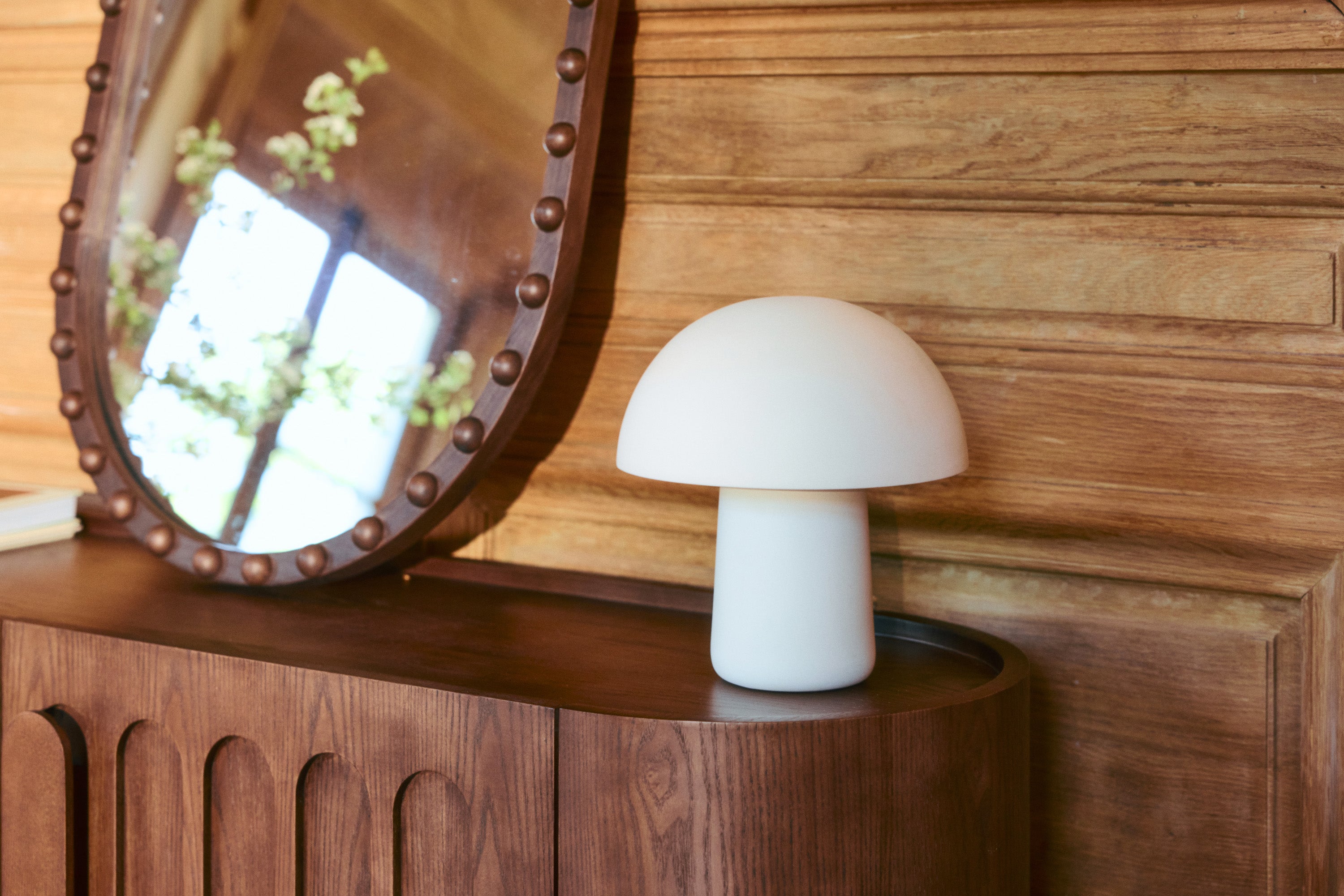 lampe de table Champi - céramique beige forme champignon - mise en situation buffet et miroir bois