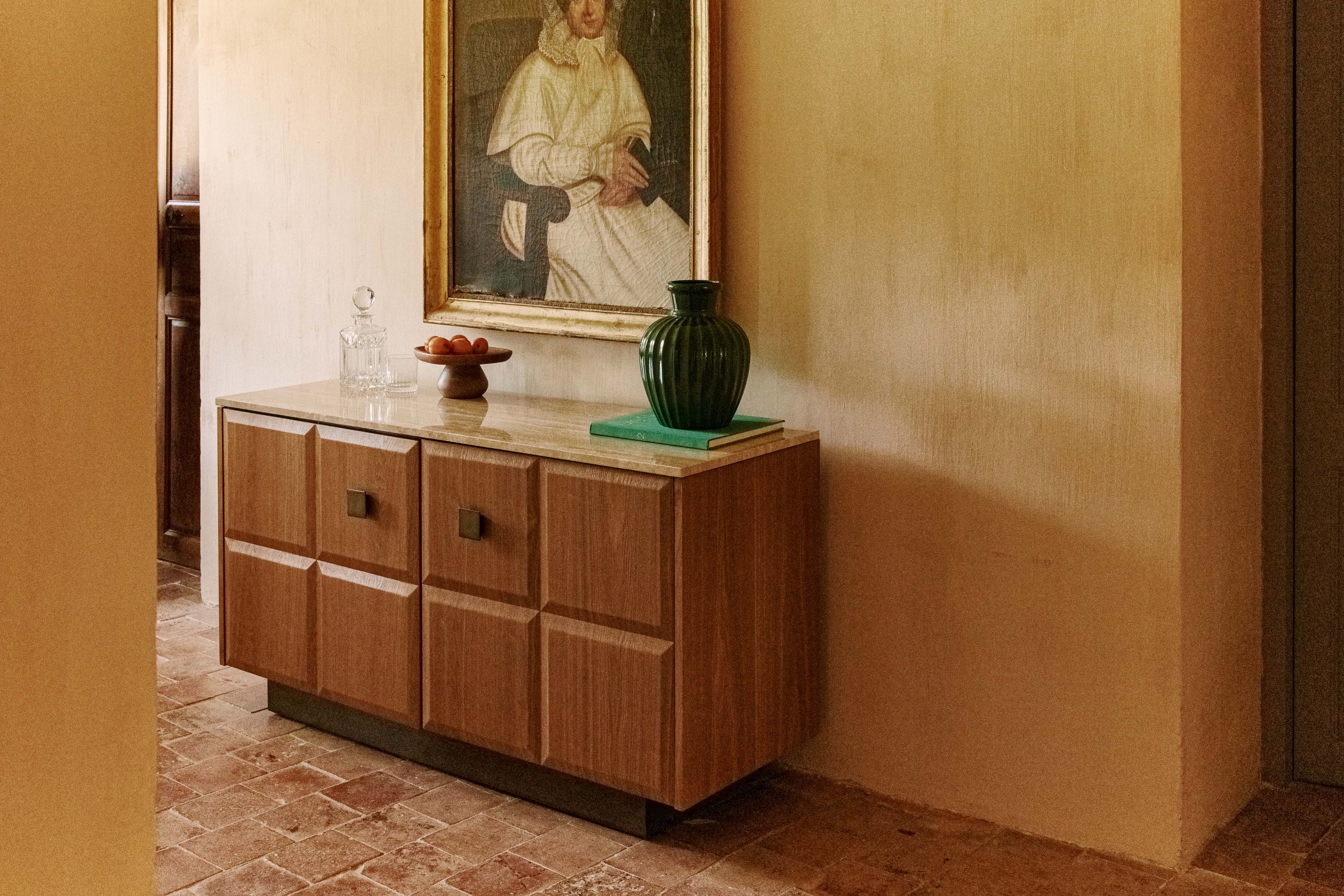 vase Carla - verre côtelé vert forêt - mise en situation sur buffet bois