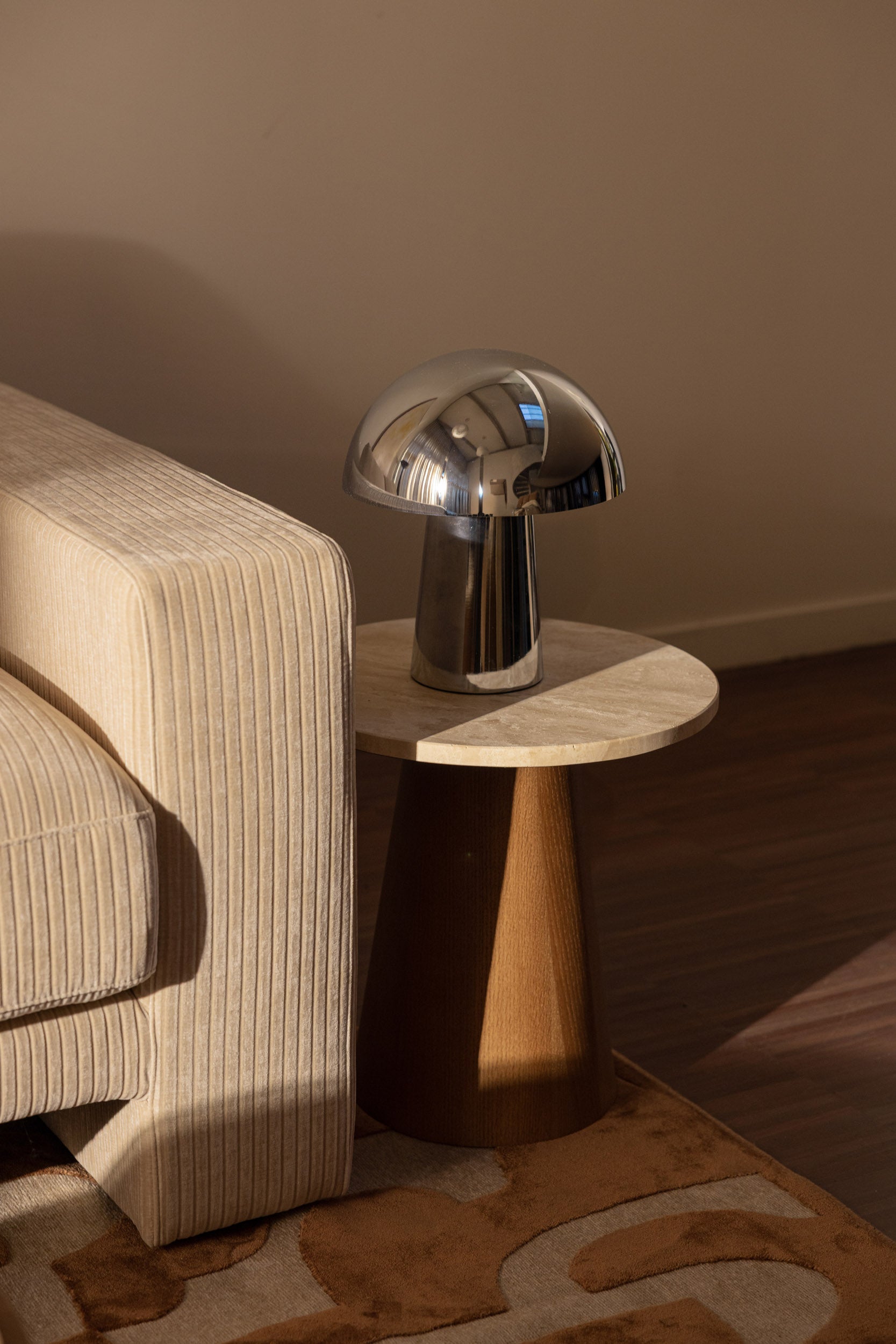 table basse avila travertin avec lampe champi chromée