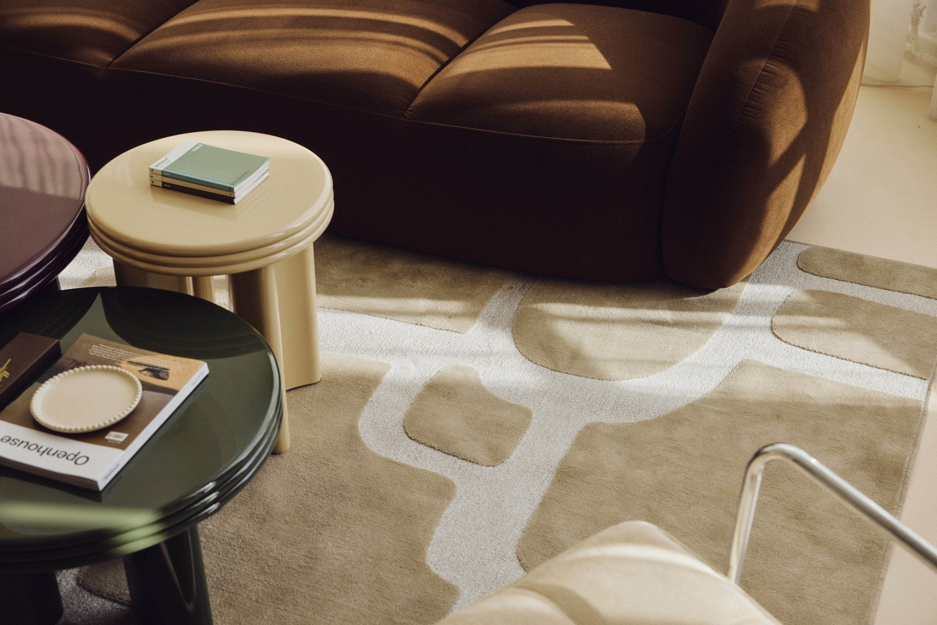 Tapis Marla - NV GALLERY - 100% polyester motifs beige géométrique - au sol dans un salon