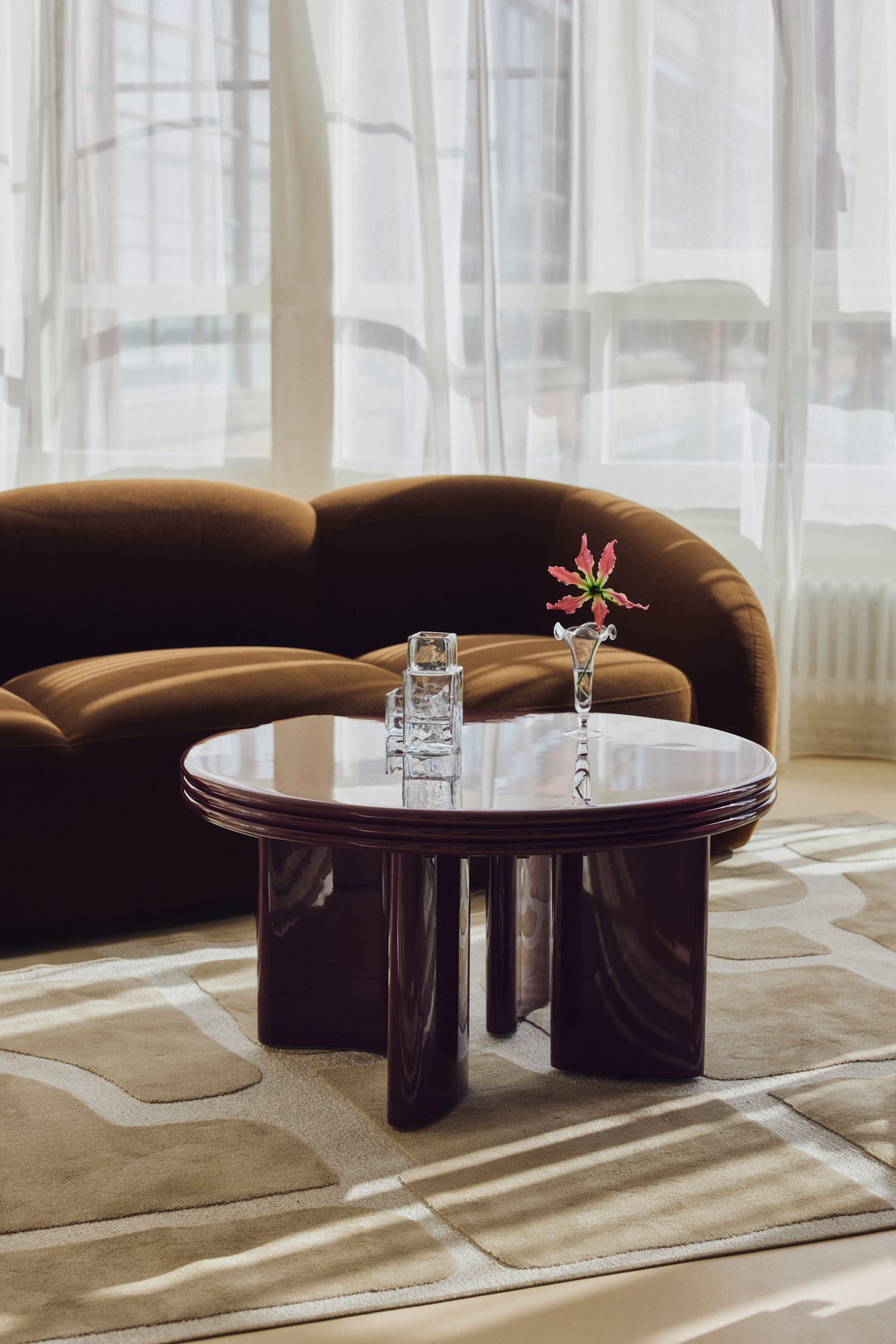 Runder Couchtisch, Bordeaux glänzend – NV GALLERY – MIRA – NV Gallery