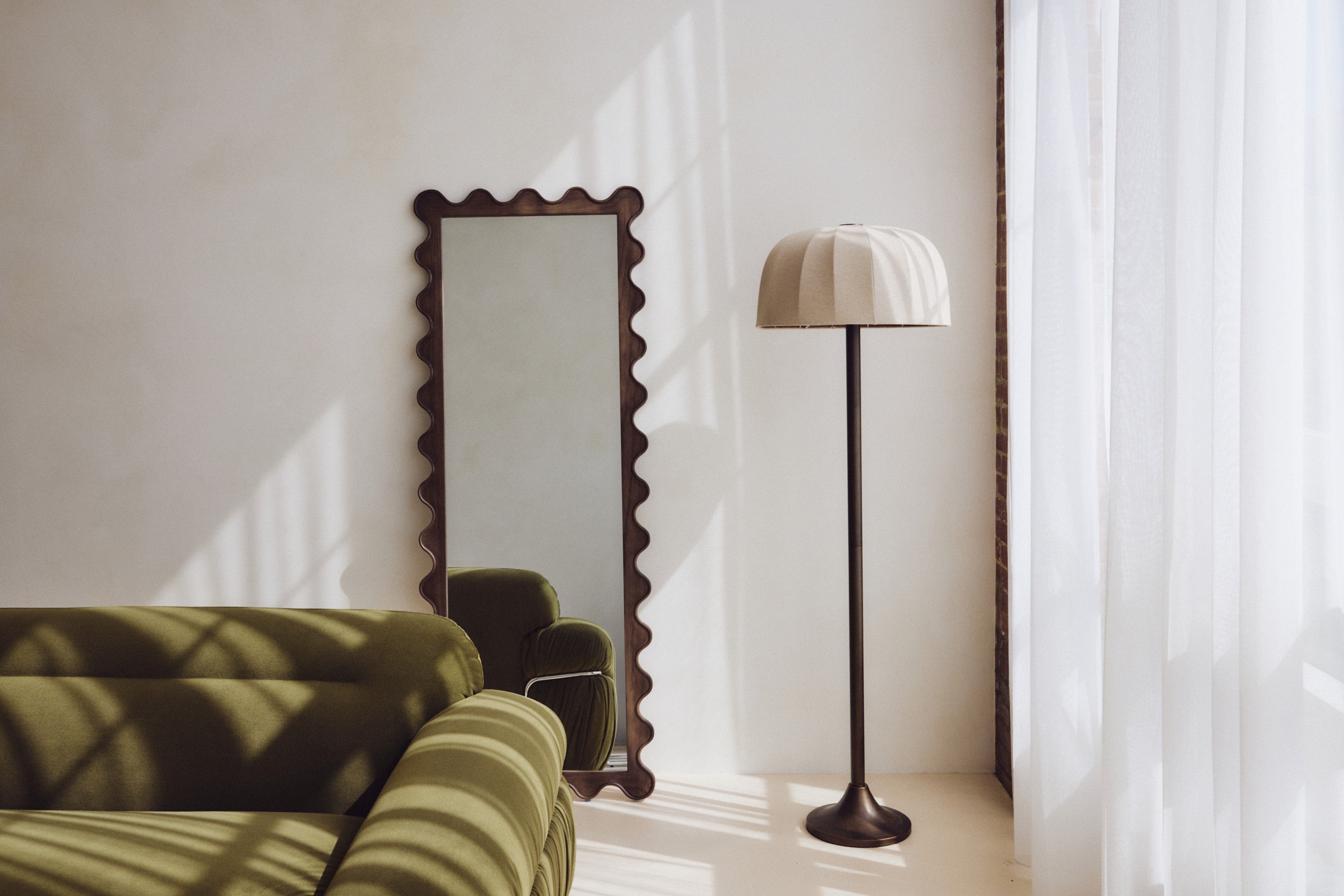 lampadaire Brighton - laiton antique et abat-jour lin plissé - vue portrait fond blanc