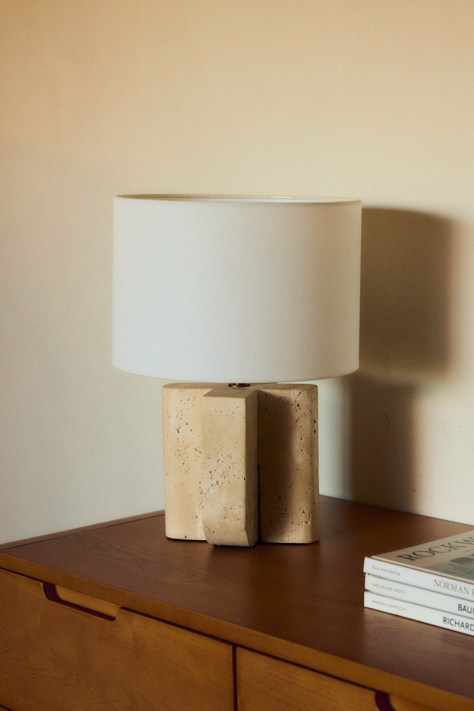 lampe de table lumenis en travertin