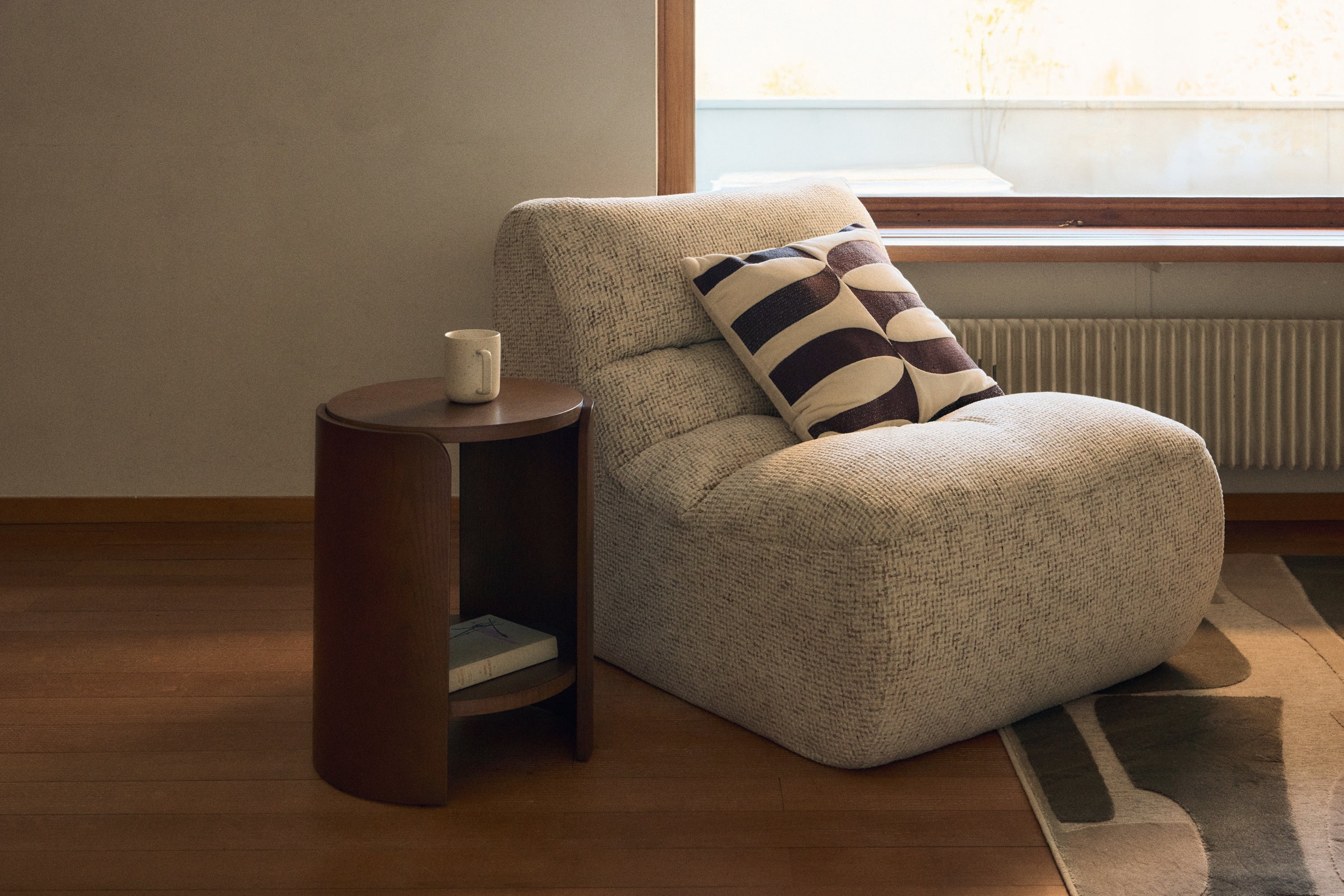 fauteuil chill gris salon avec table d'appoint