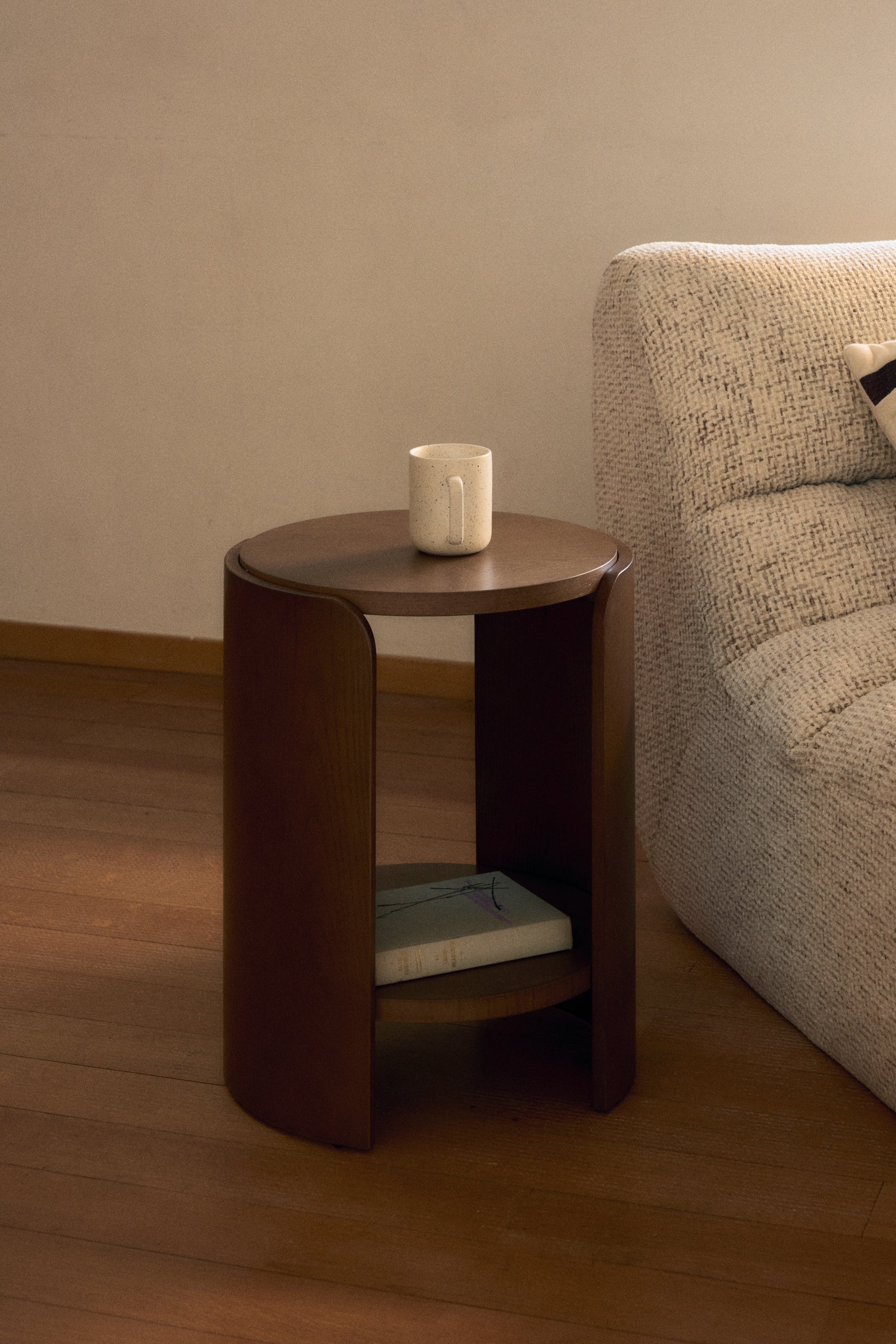 table d'appoint elipse en bois dans un salon