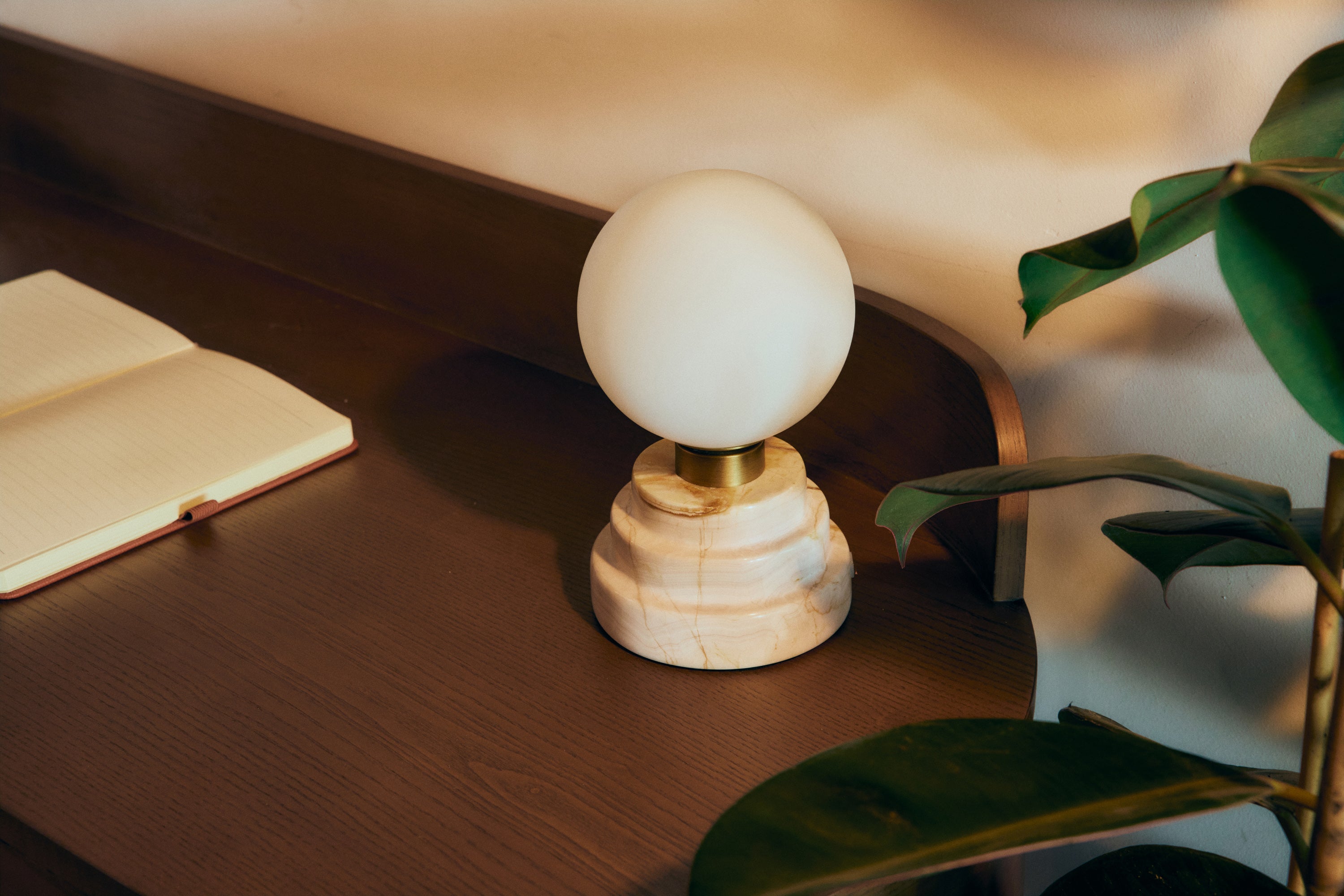 Lampe de table en verre opalin et marbre beige avec base en laiton, design contemporain