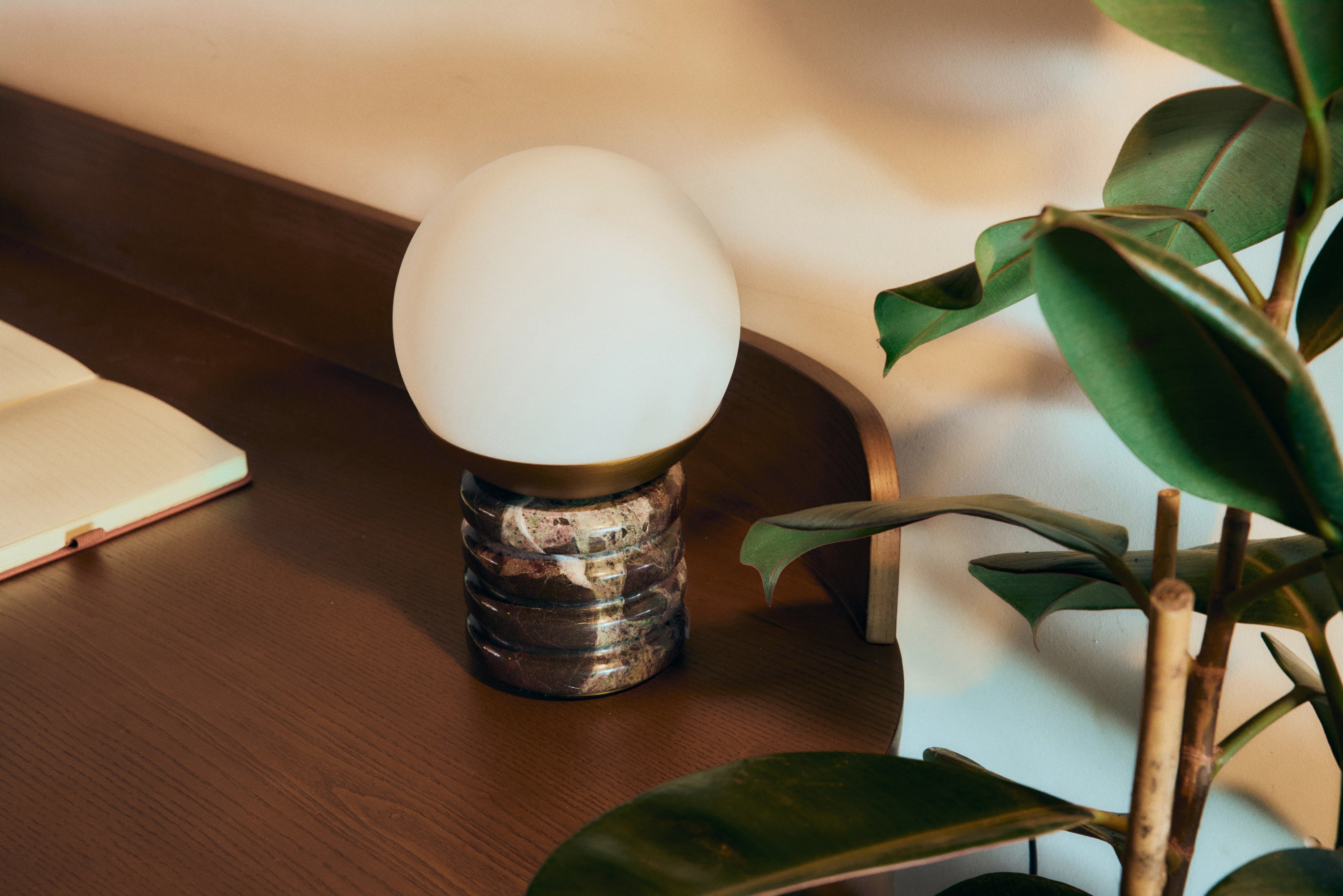 Lampe à poser Noctis sphérique en verre opalin sur socle en marbre strié, finition laiton