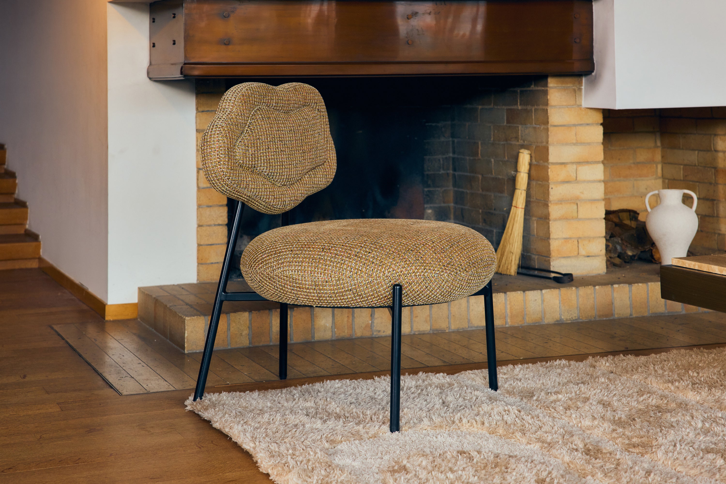 fauteuil arty tweed jaune miami devant une cheminée