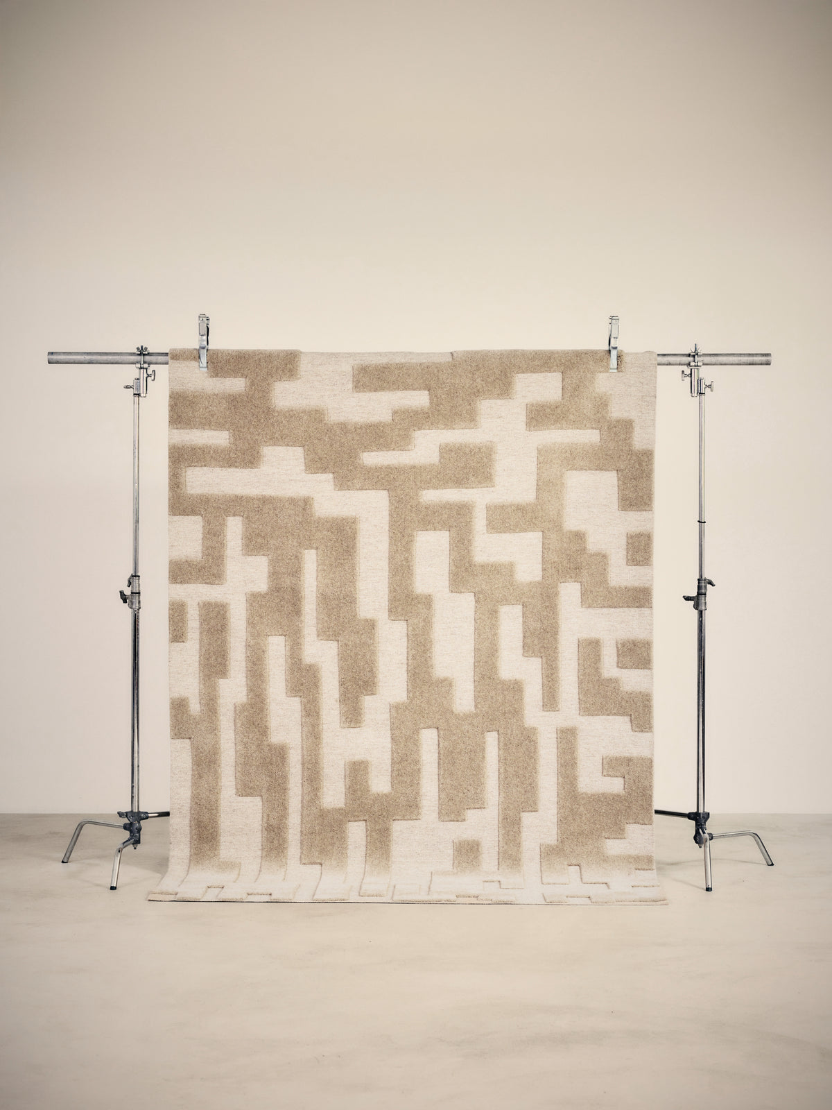 tapis de salon Piazza écru à motif anguleux en gradins sable et relief - vu portant studio