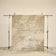 tapis de salon Folio beige à feuilles en relief ton sur ton suspendu sur un portant