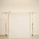 tapis SENNEN petit format, écru à bordure beige fondue, suspendu sur un portant de studio