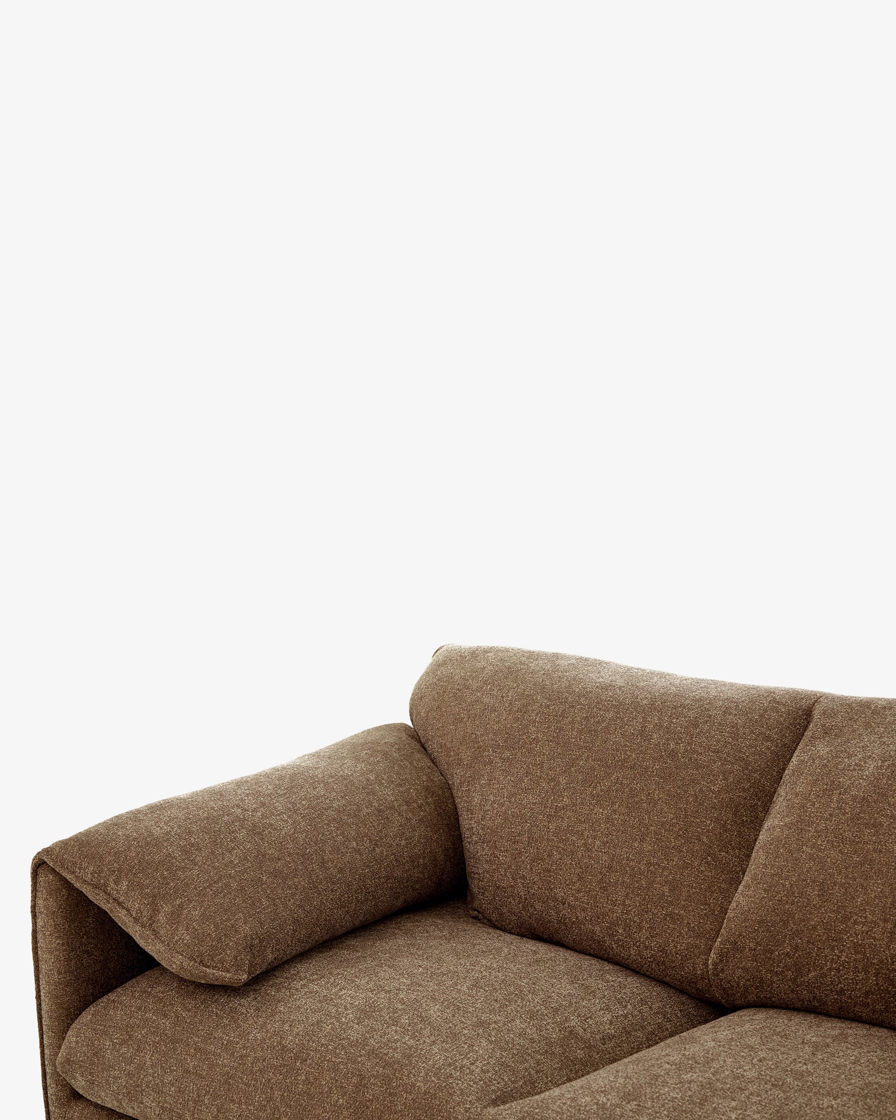 Canapé Camilla - tissu marron châtaigne - accoudoir et coussin en détail