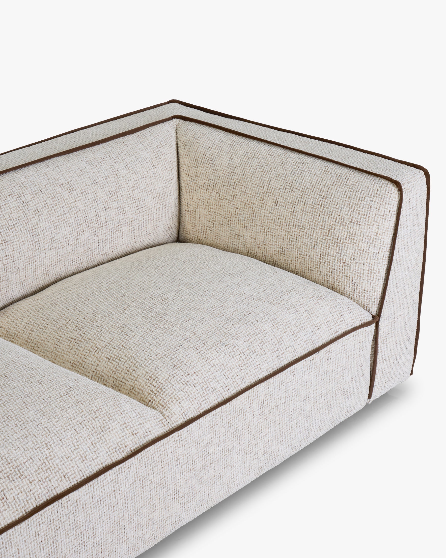 Canapé Auster - tweed beige moucheté - accoudoir et passepoil en gros plan