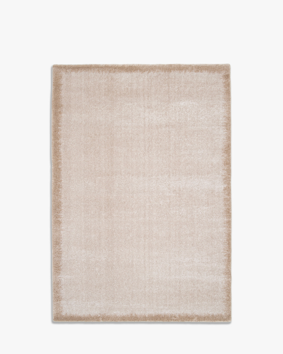 tapis SENNEN écru encadré d'une bordure beige fondue, vu de dessus sur fond blanc