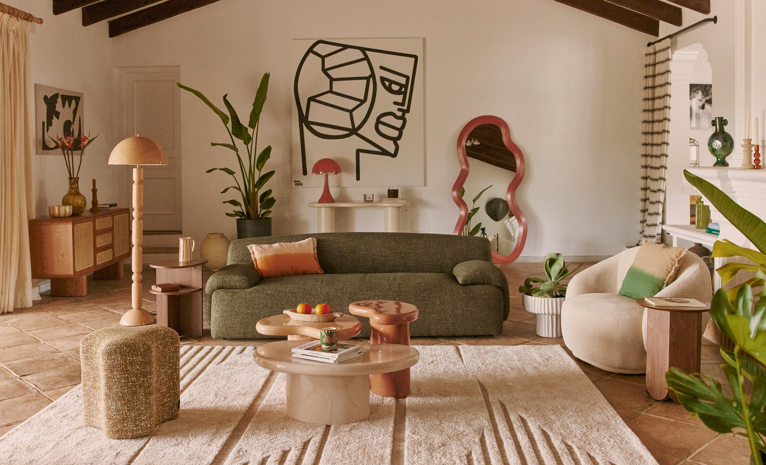 salon coloré French Days - canapé vert, fauteuil beige et mobilier bois - ambiance méditerranéenne